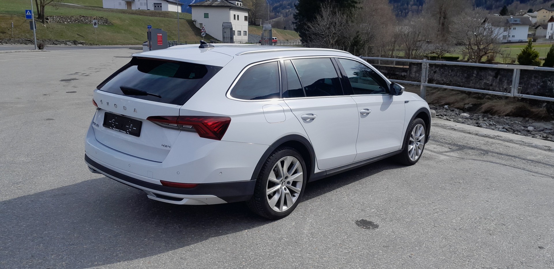 SKODA Octavia Combi 2.0 TDI DSG Scout 4x4-image-2