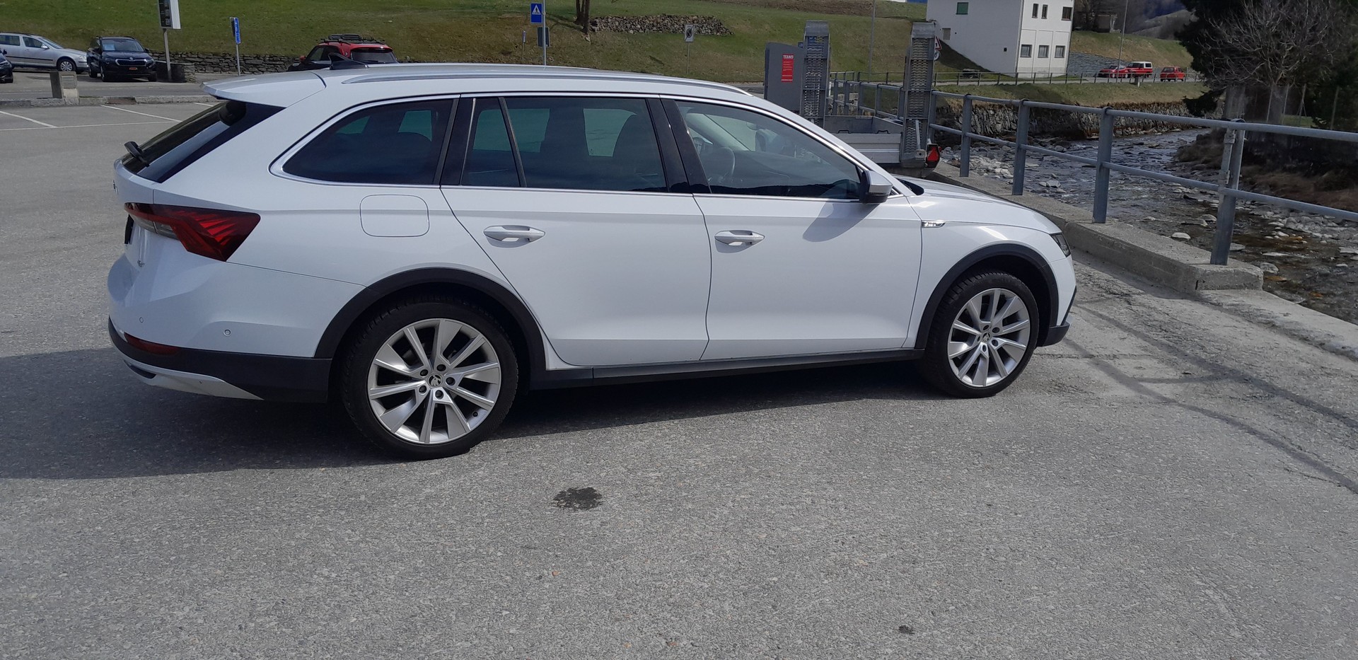 SKODA Octavia Combi 2.0 TDI DSG Scout 4x4-image-4