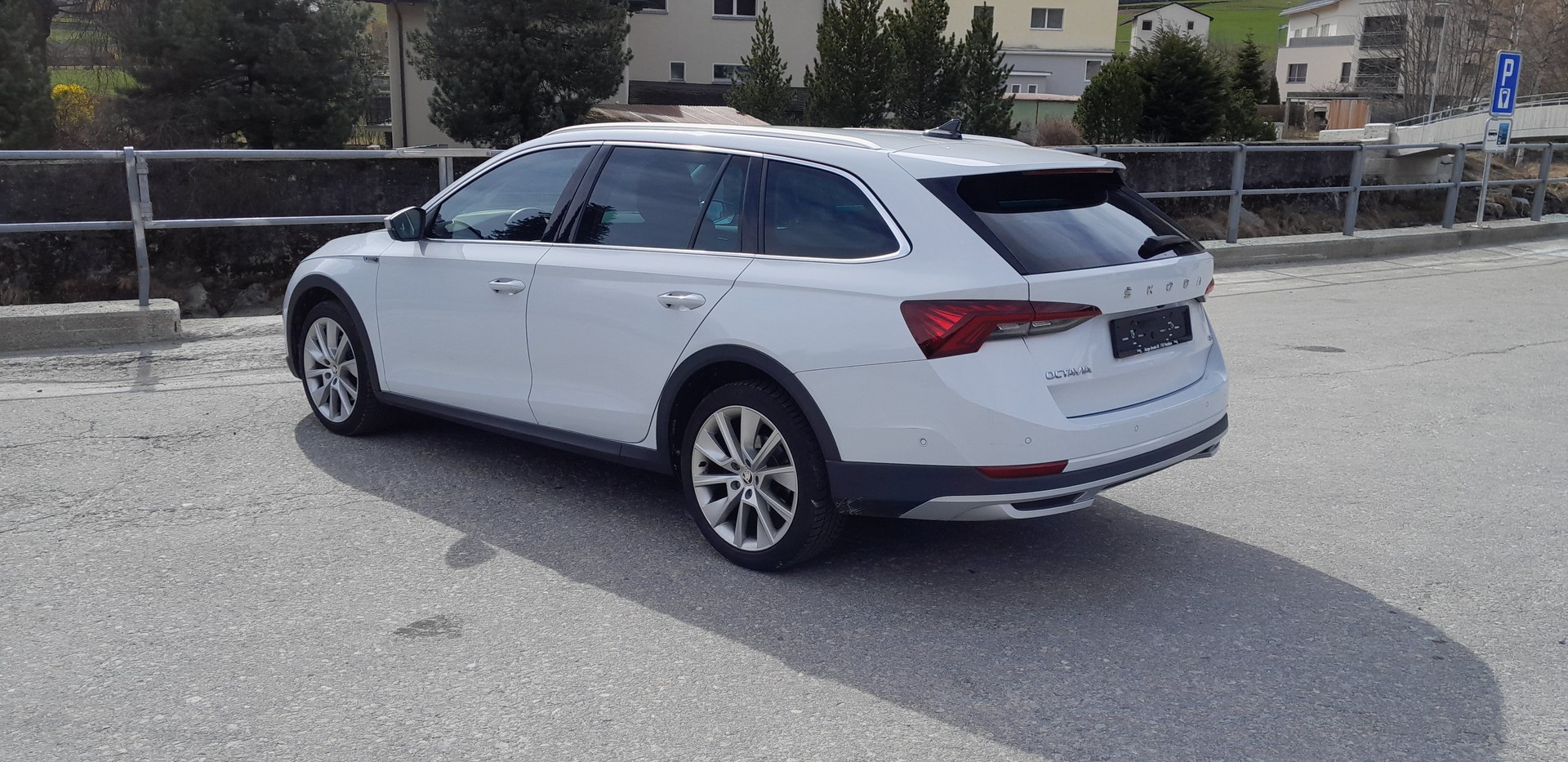 SKODA Octavia Combi 2.0 TDI DSG Scout 4x4-image-5