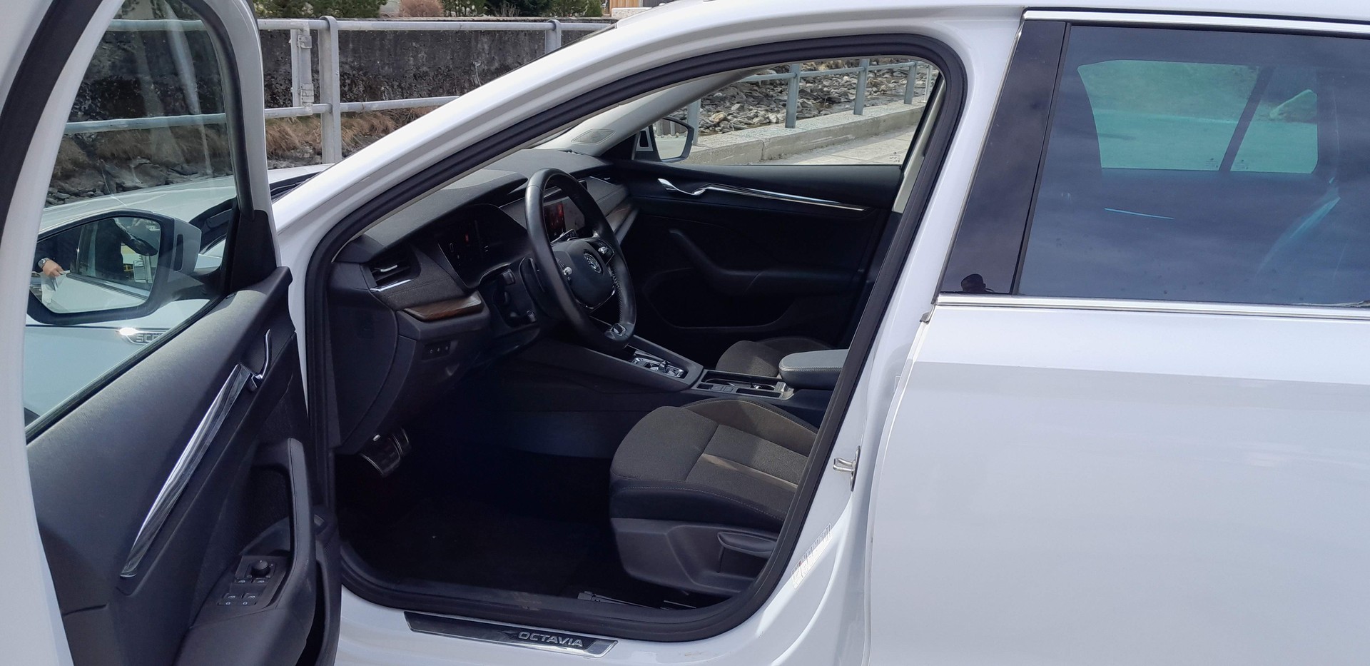 SKODA Octavia Combi 2.0 TDI DSG Scout 4x4-image-10