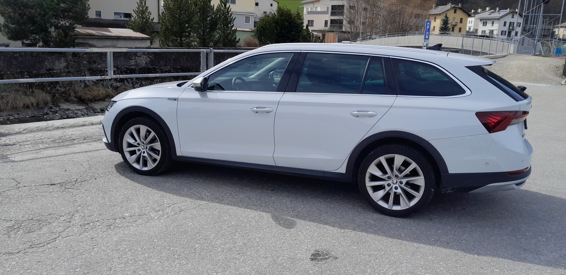 SKODA Octavia Combi 2.0 TDI DSG Scout 4x4-image-3