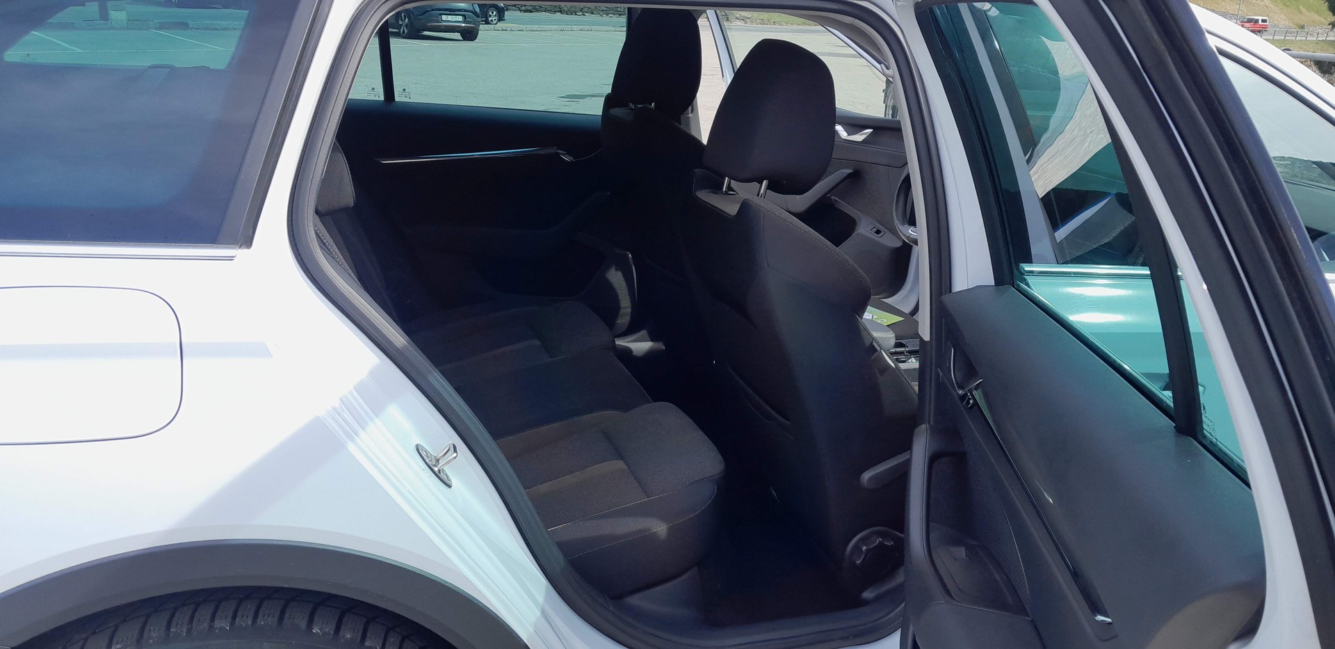 SKODA Octavia Combi 2.0 TDI DSG Scout 4x4-image-12