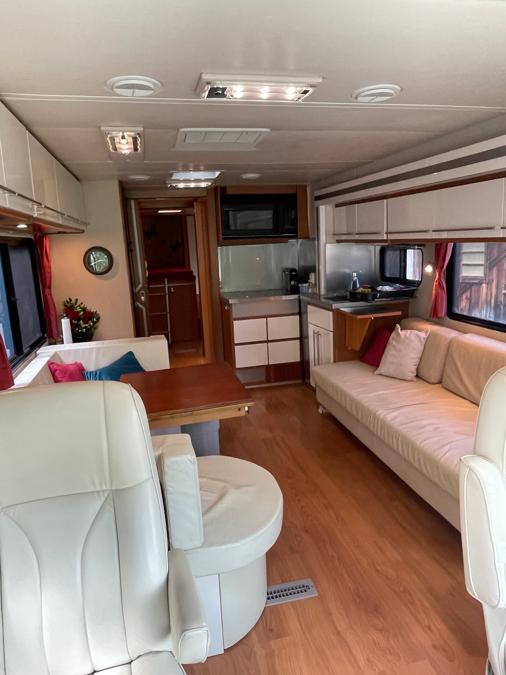 HOLIDAY RAMBLER-image-1