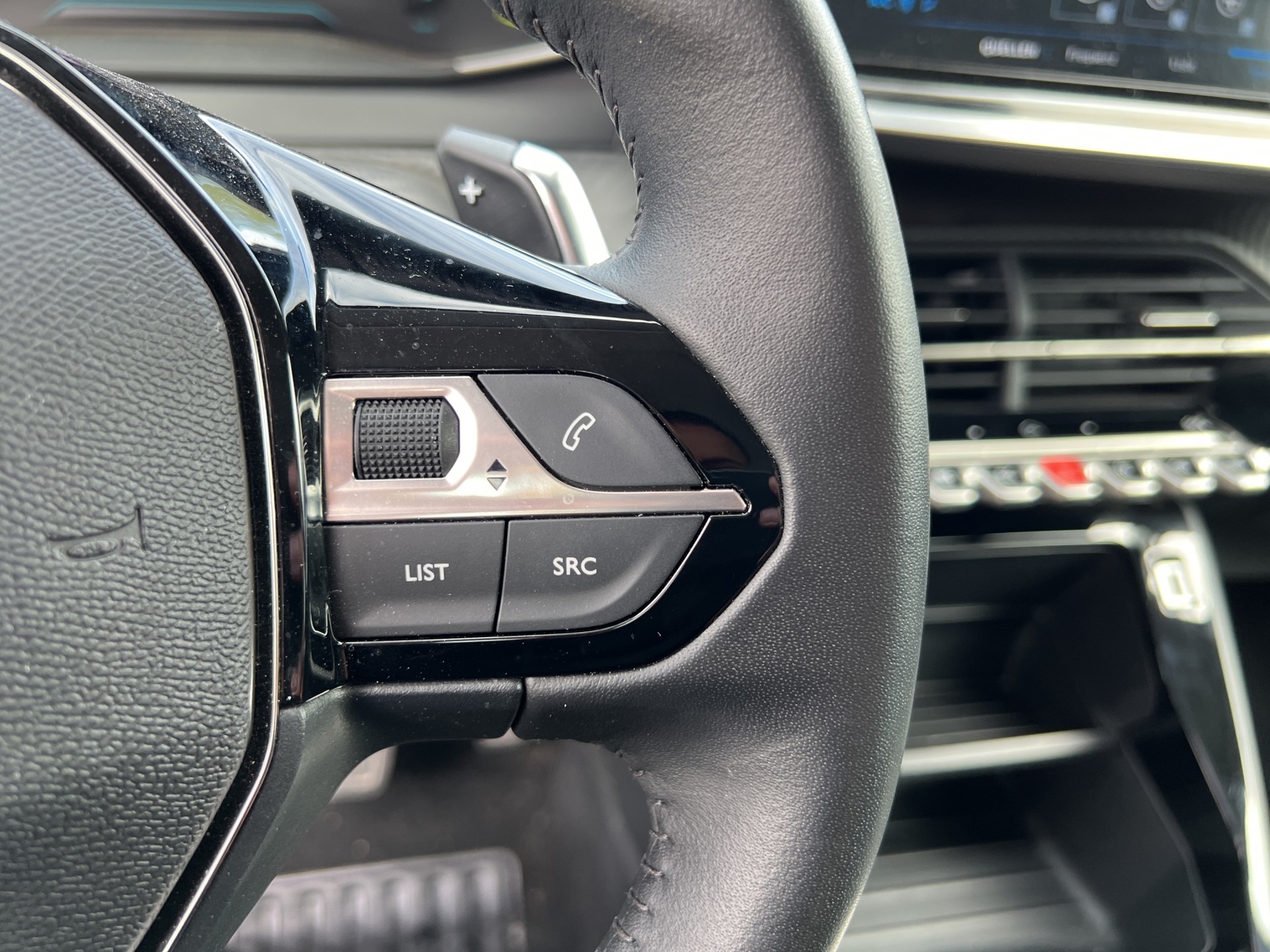 PEUGEOT 208 1.2 Hybrid Style-image-30