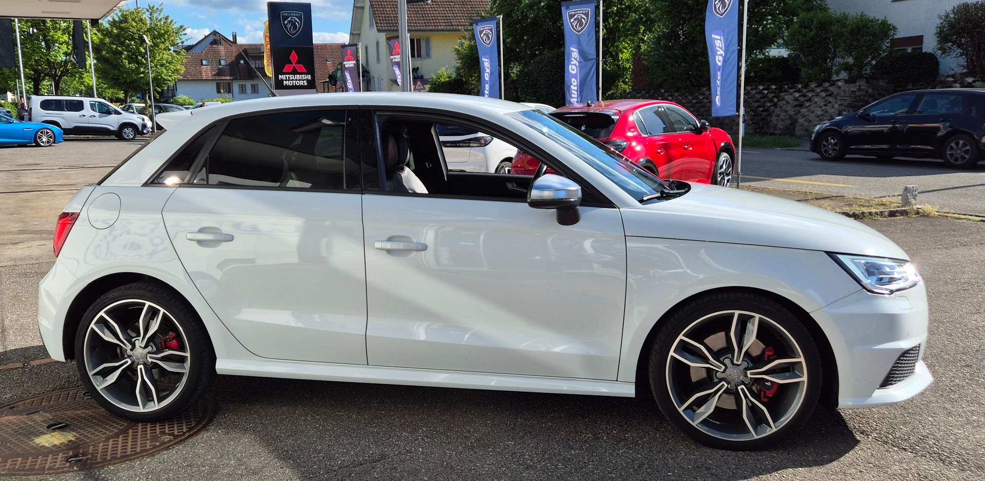 AUDI S1 2.0 TFSI quattro-image-12