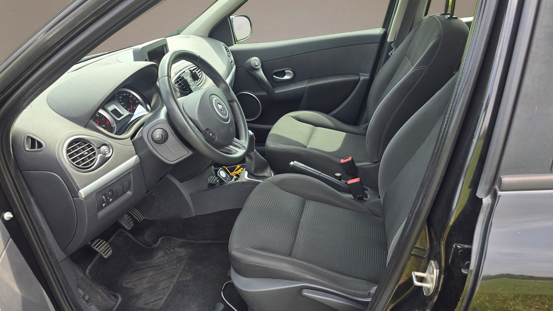 RENAULT Clio Grandtour 1.2 16V Turbo 20th Edition-image-13