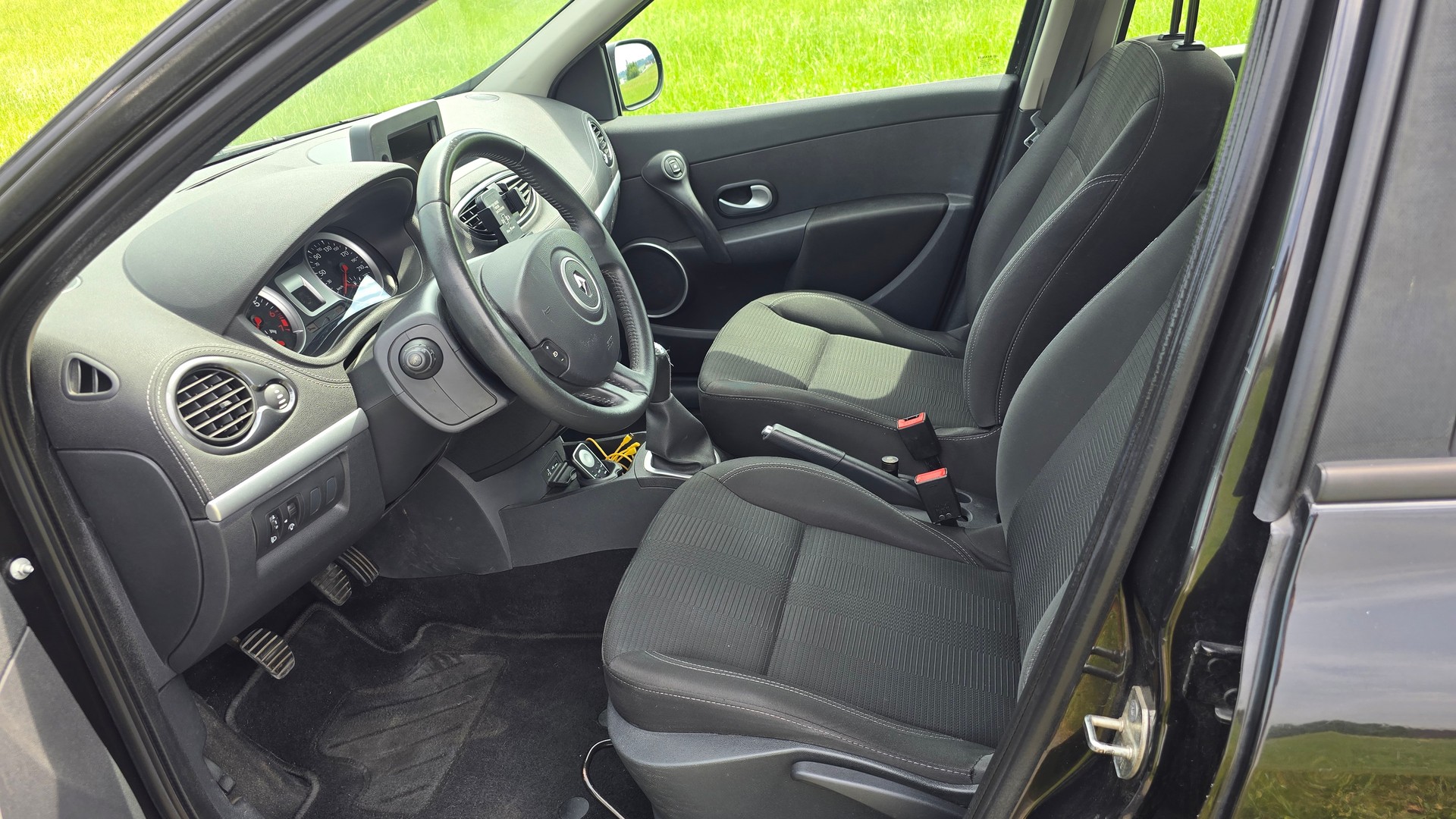 RENAULT Clio Grandtour 1.2 16V Turbo 20th Edition-image-13