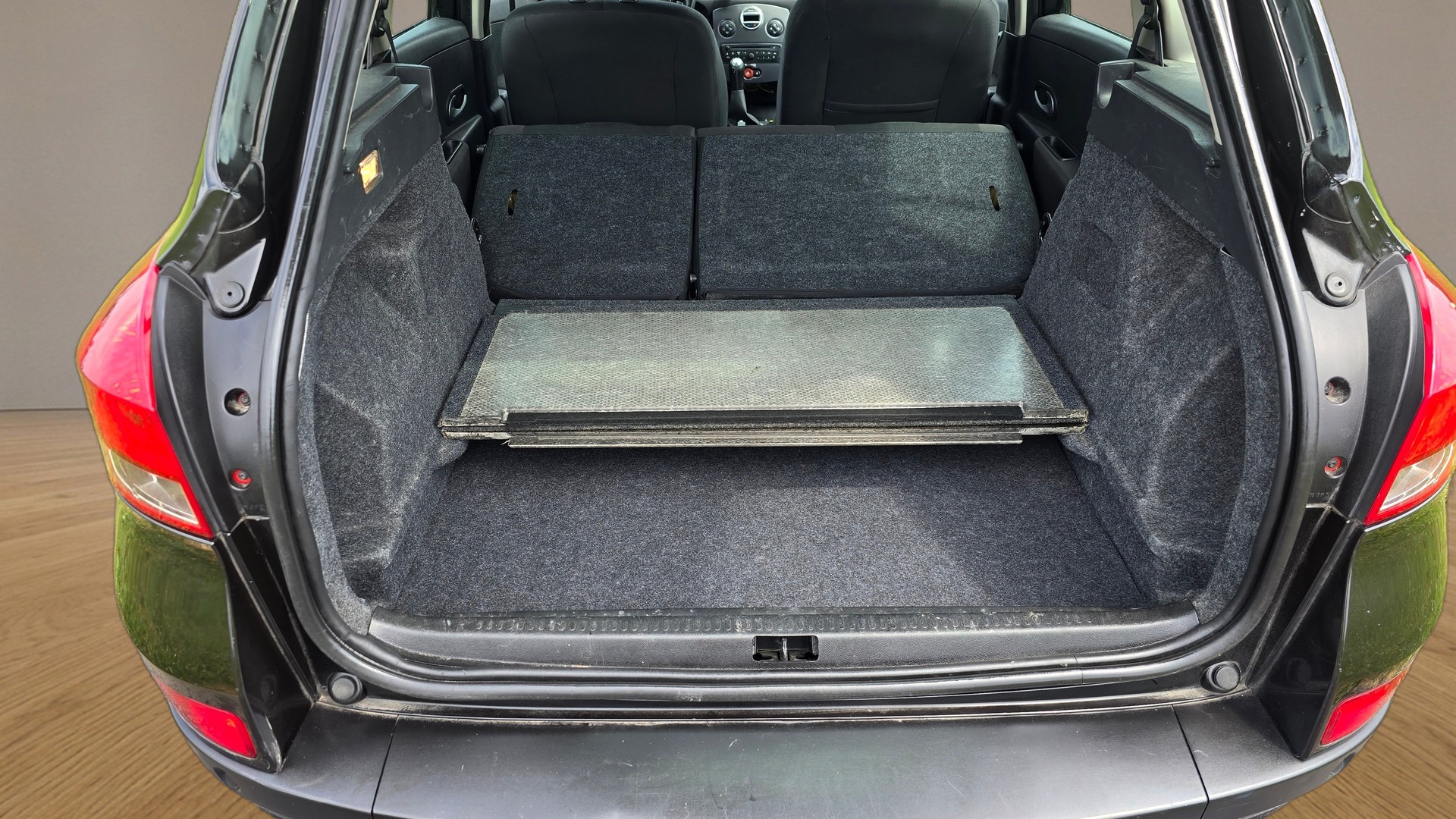 RENAULT Clio Grandtour 1.2 16V Turbo 20th Edition-image-8