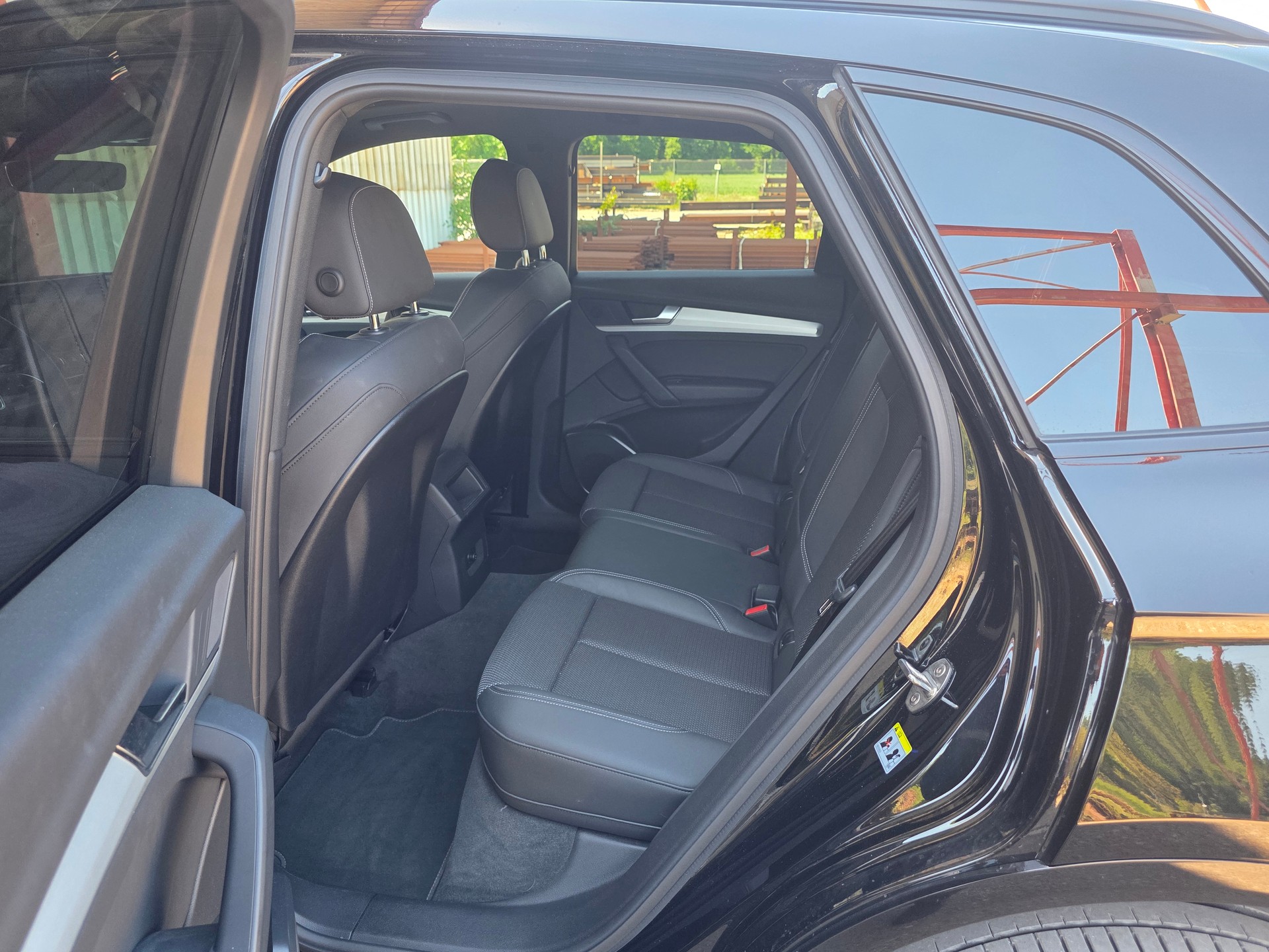 AUDI Q5 40 TDI Black Edition quattro S-tronic-image-8