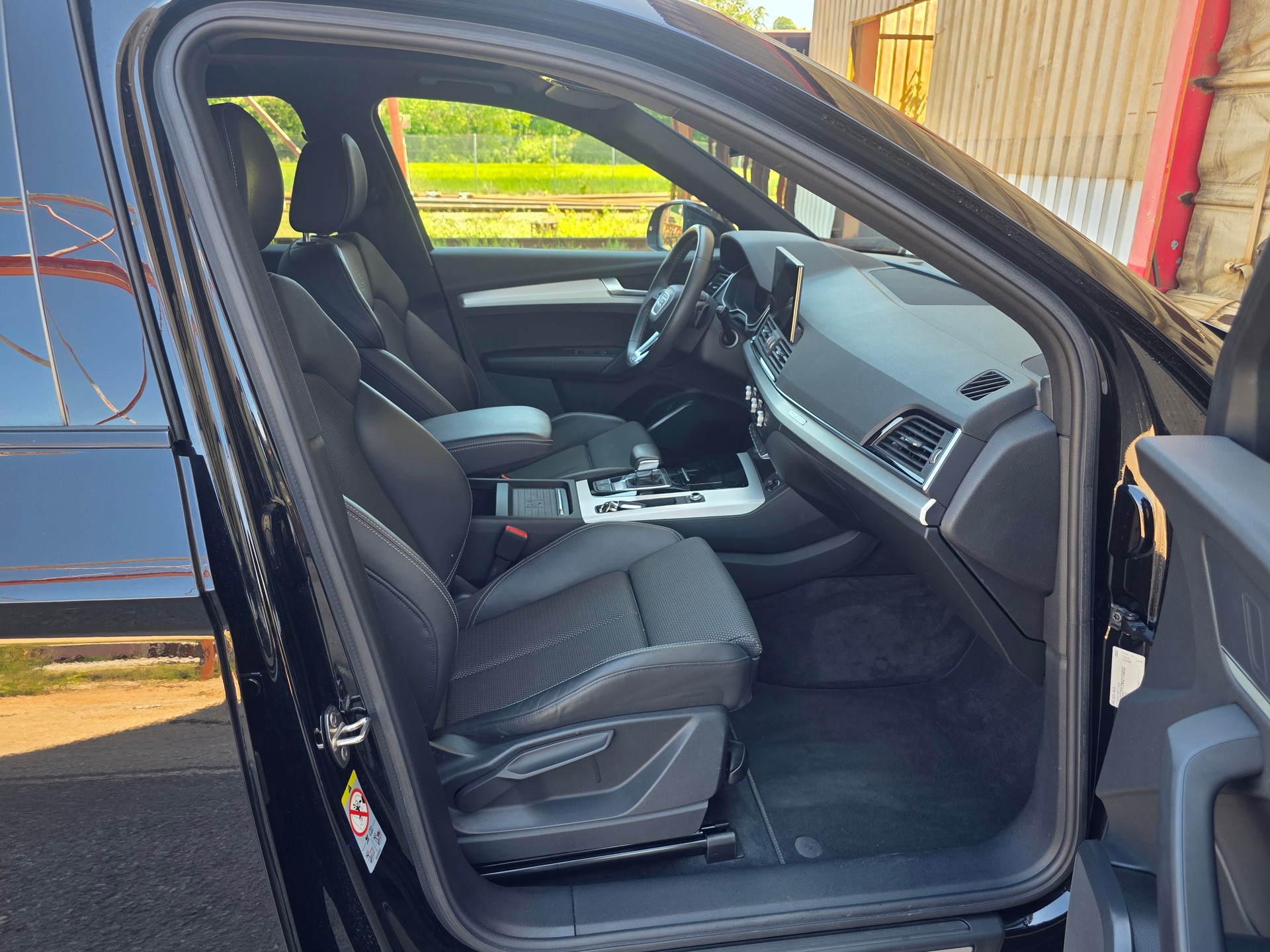 AUDI Q5 40 TDI Black Edition quattro S-tronic-image-7