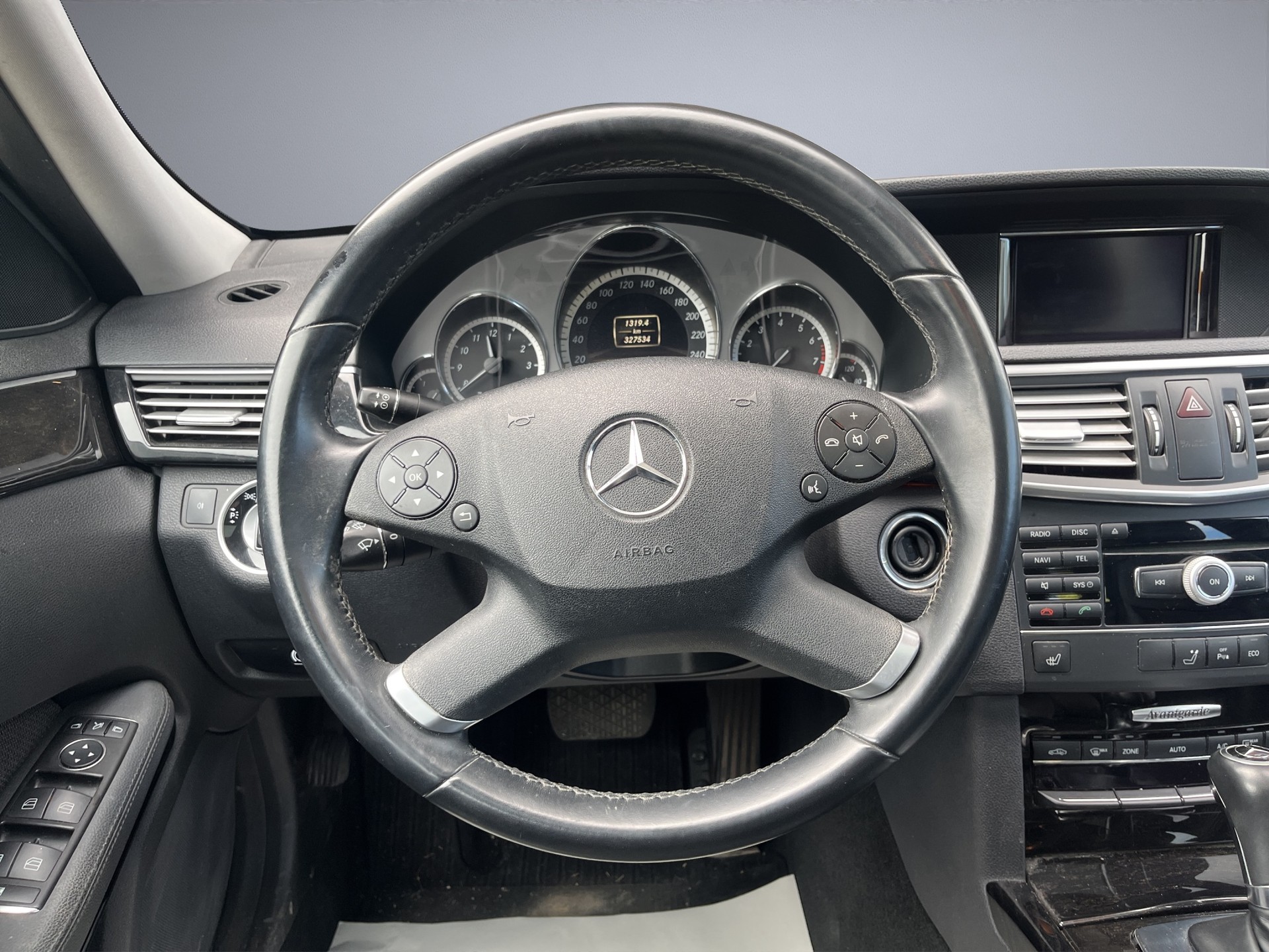 MERCEDES-BENZ E 200 CGI BlueEfficiency Avantgarde 7G-Tronic-image-10