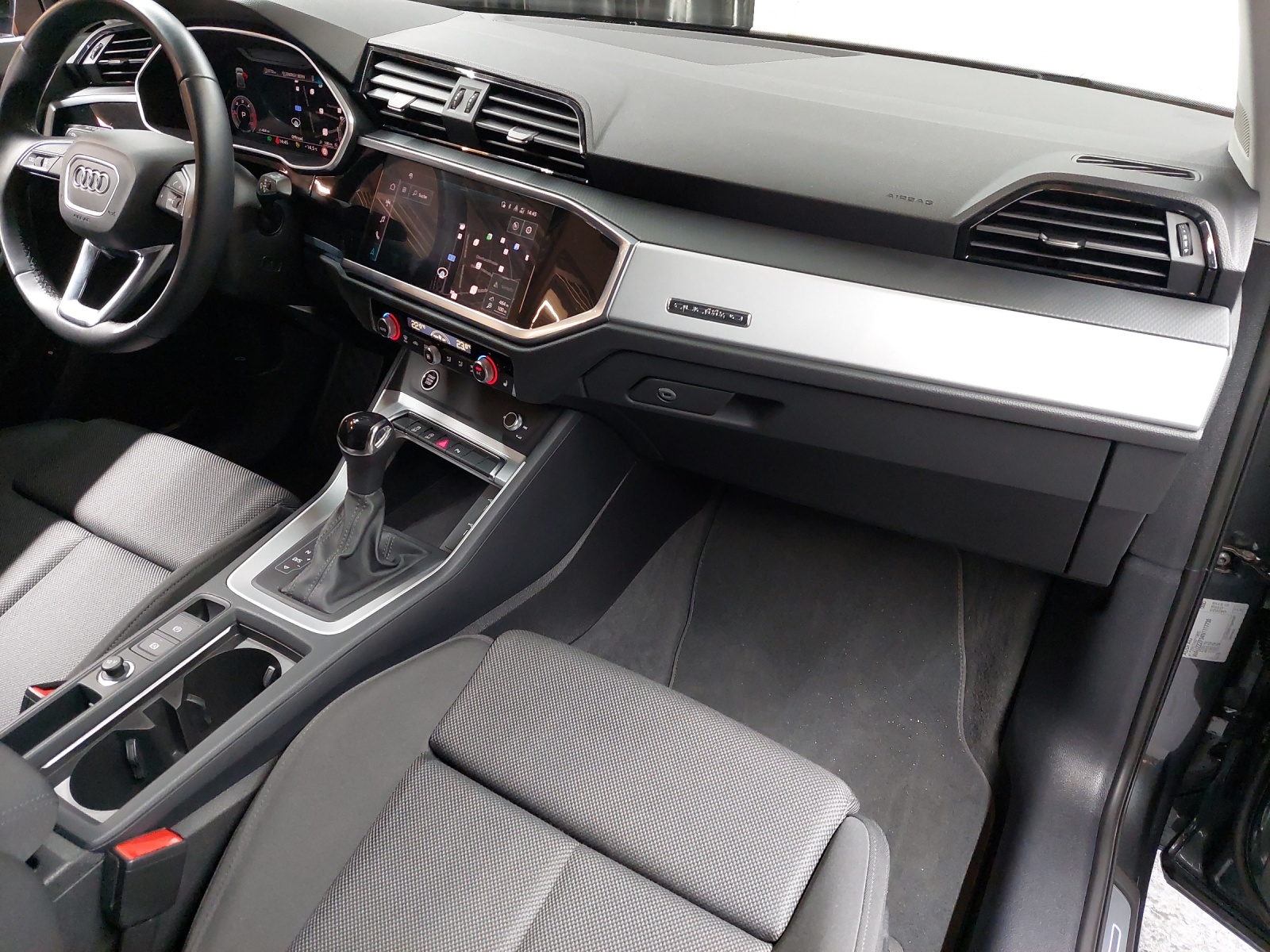 AUDI Q3 35 TDI S line quattro S-tronic-image-9