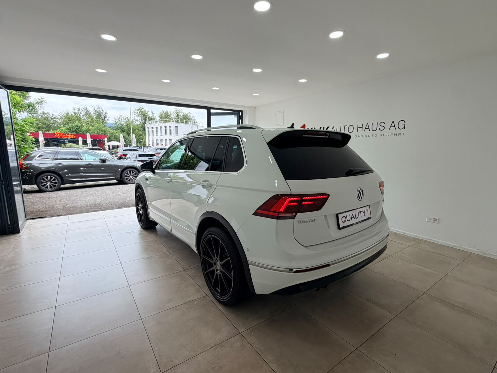 VW Tiguan 2.0 TDI R-Line 4Motion DSG-image-4
