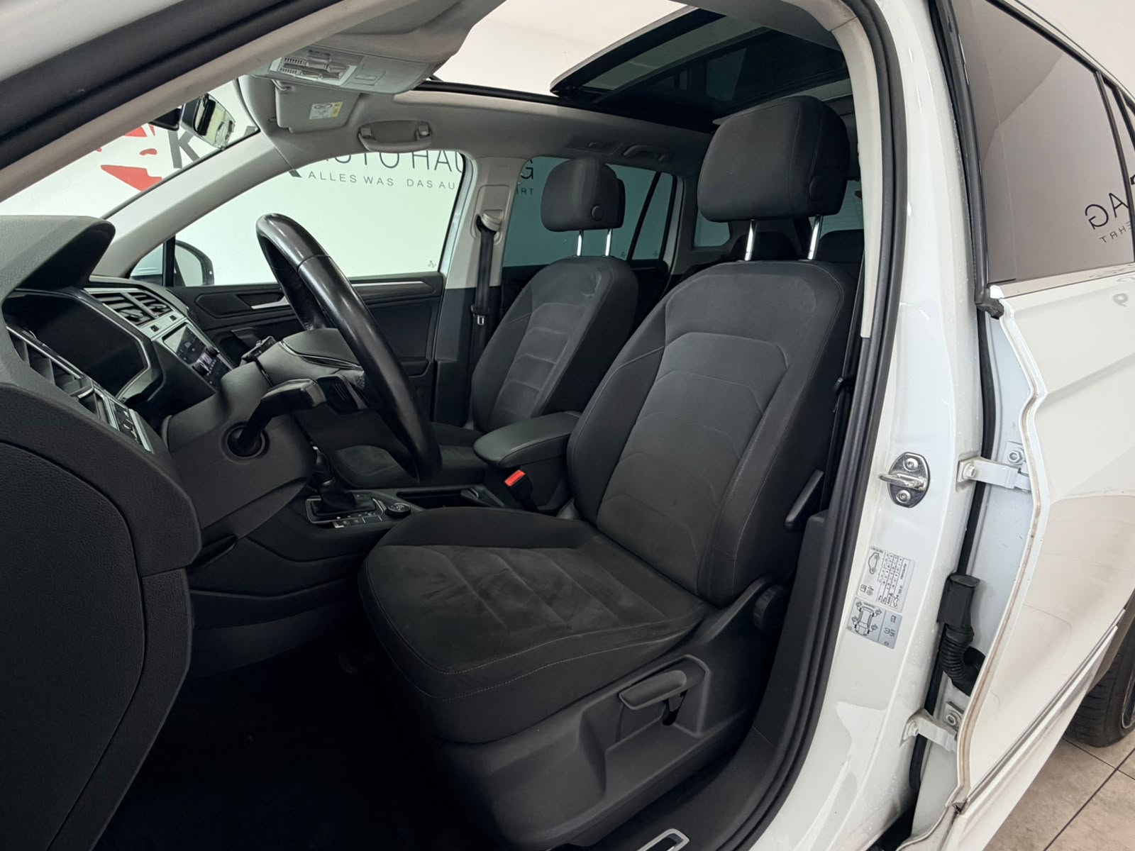 VW Tiguan 2.0 TDI R-Line 4Motion DSG-image-9