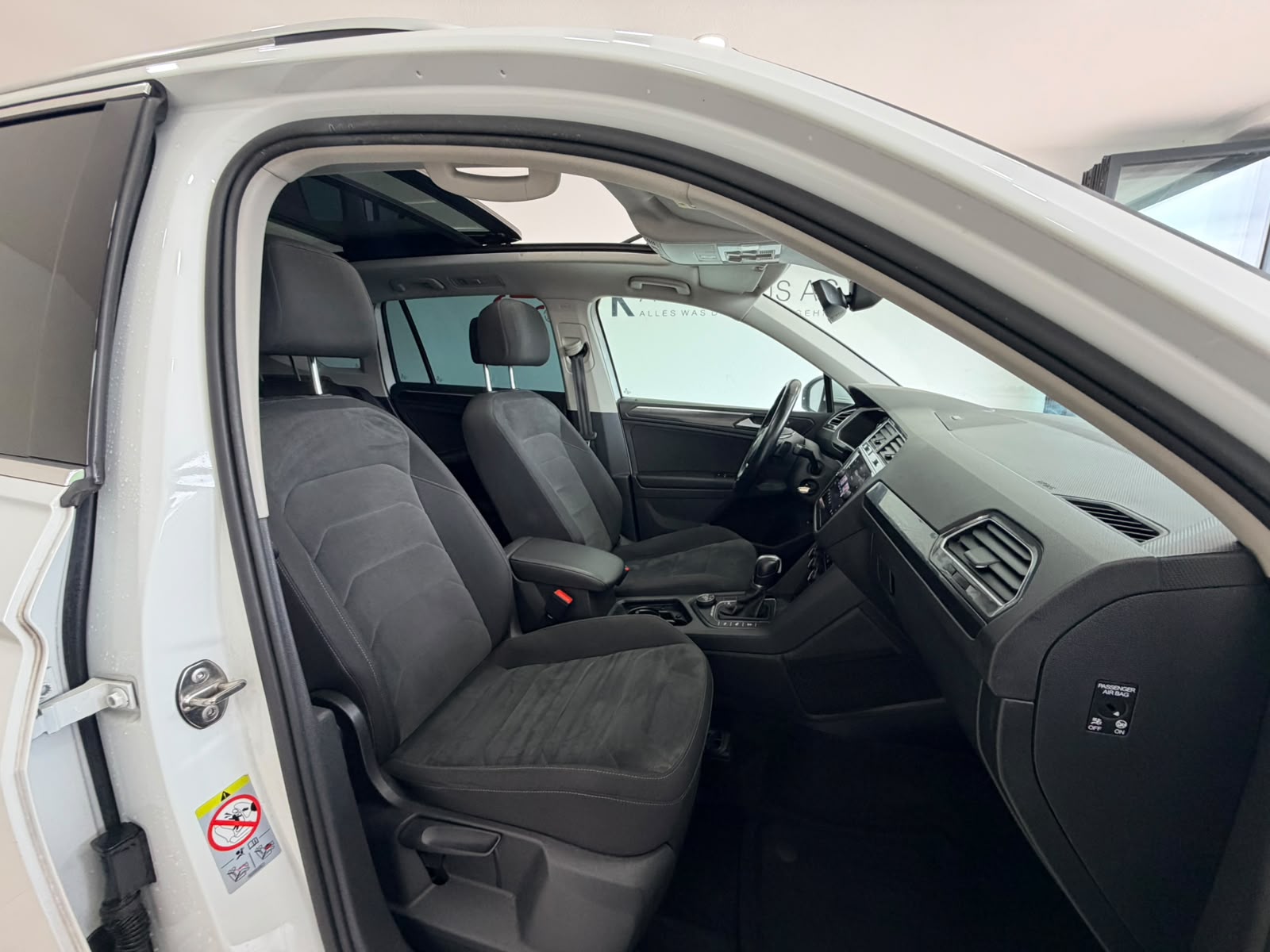 VW Tiguan 2.0 TDI R-Line 4Motion DSG-image-13