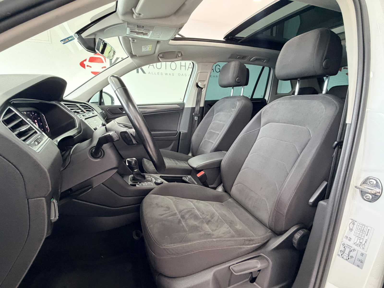 VW Tiguan 2.0 TDI R-Line 4Motion DSG-image-10