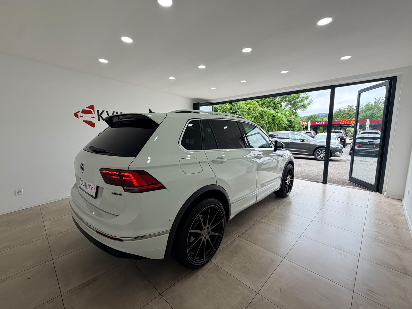 VW Tiguan 2.0 TDI R-Line 4Motion DSG-image-3