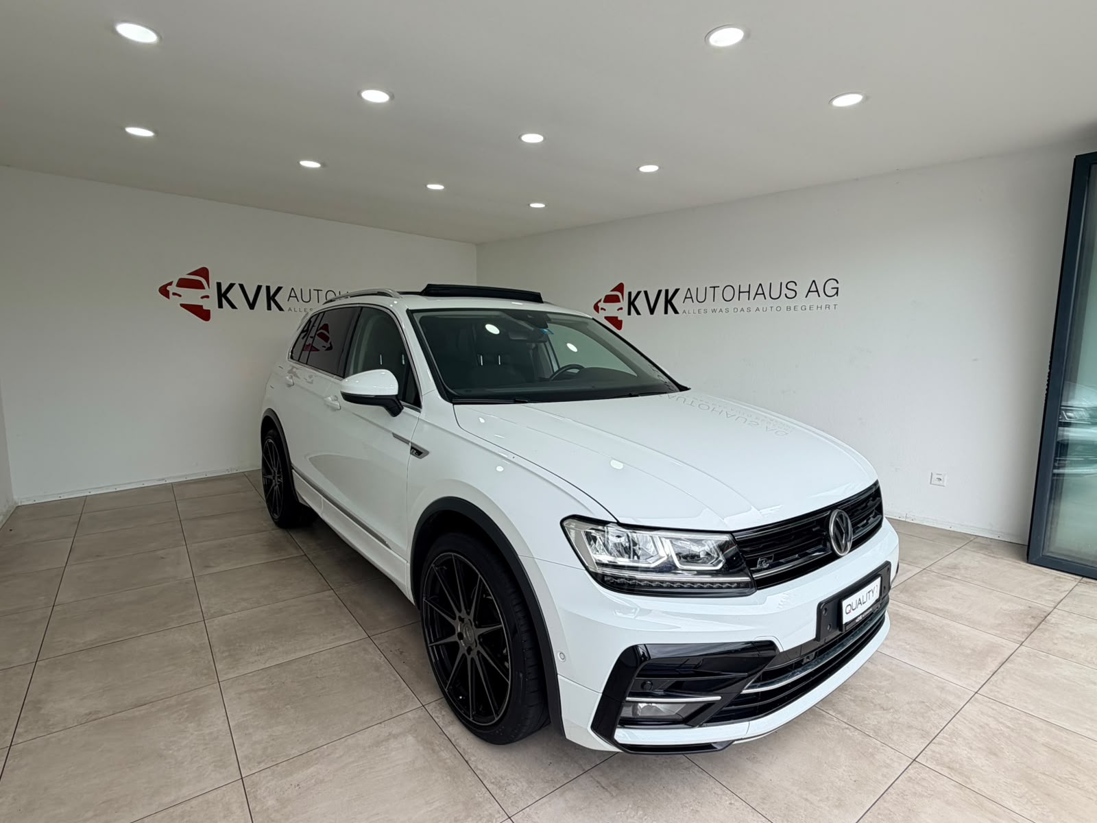 VW Tiguan 2.0 TDI R-Line 4Motion DSG-image-2
