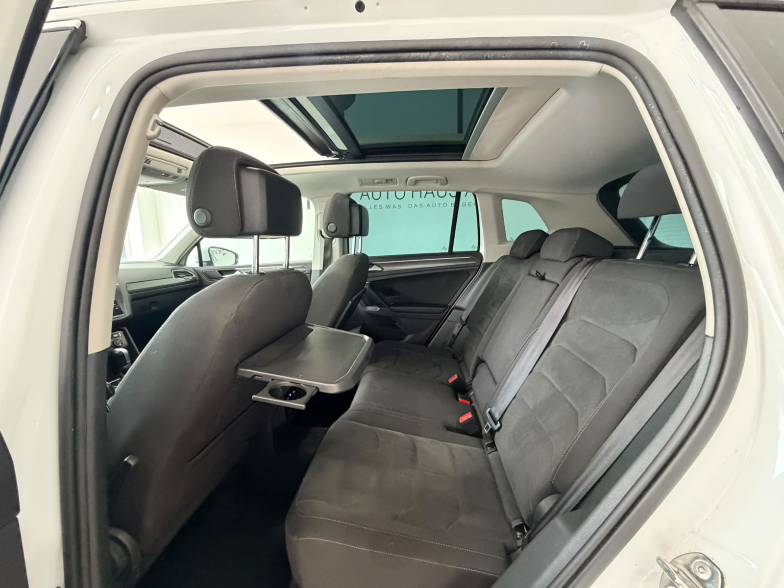 VW Tiguan 2.0 TDI R-Line 4Motion DSG-image-11