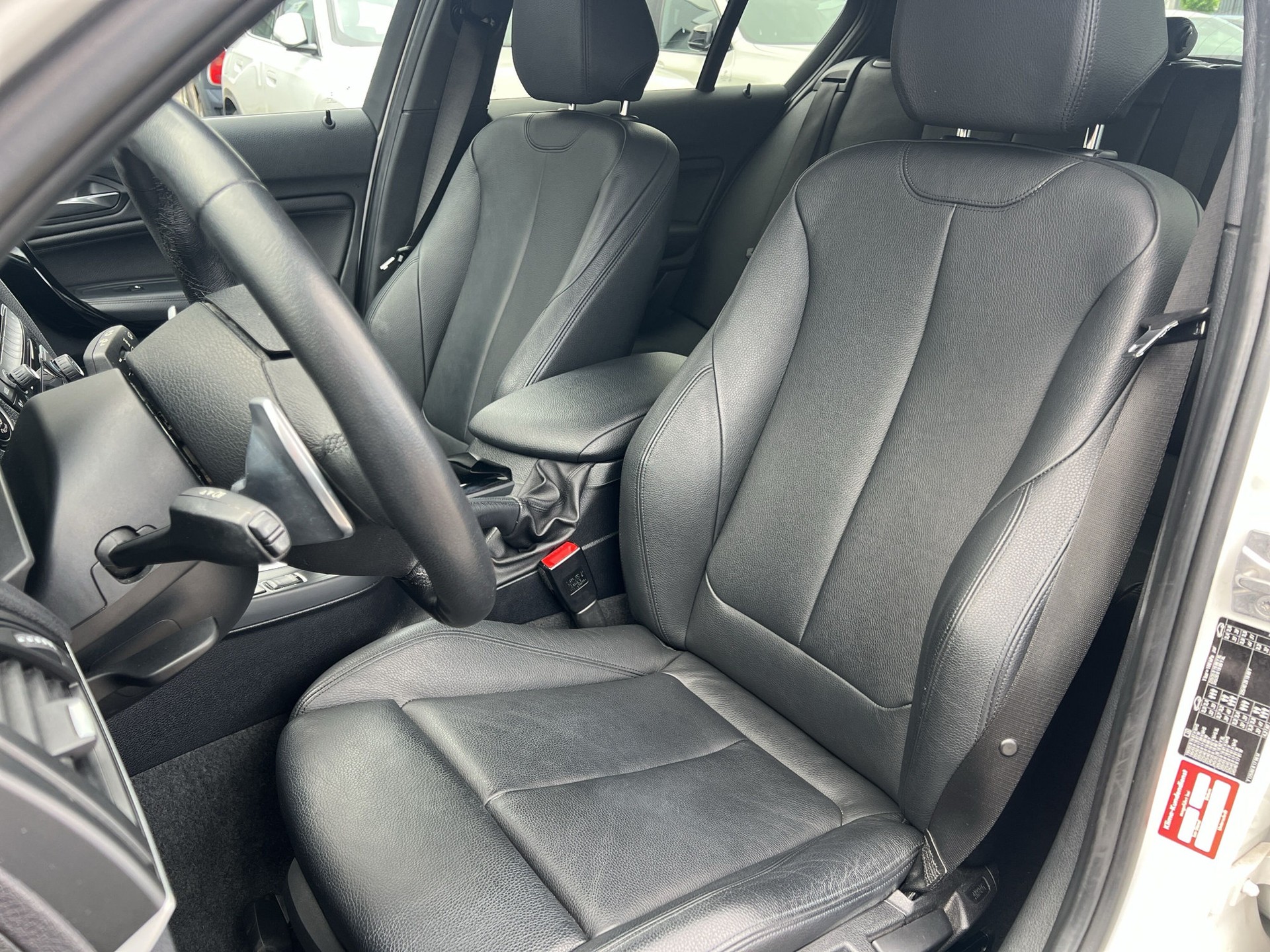 BMW 120i Sport Line Steptronic-image-9