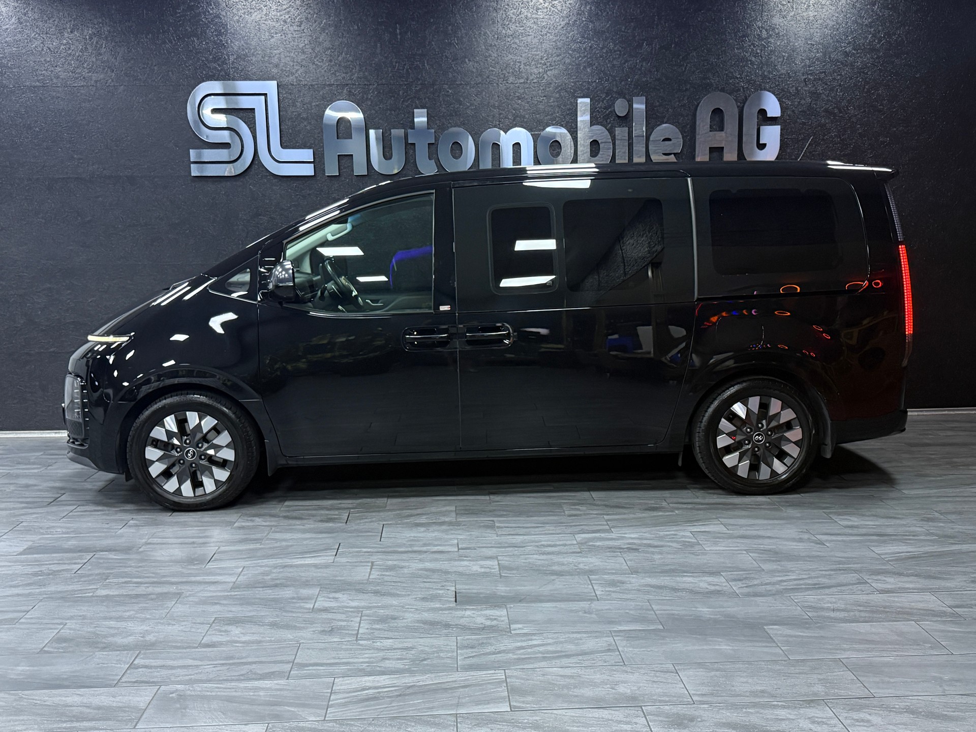 HYUNDAI Staria Premium 2.2 CRDi Vertex 4WD A / CH Fz 1 Hand / Vollausstattung-showroom-element-3