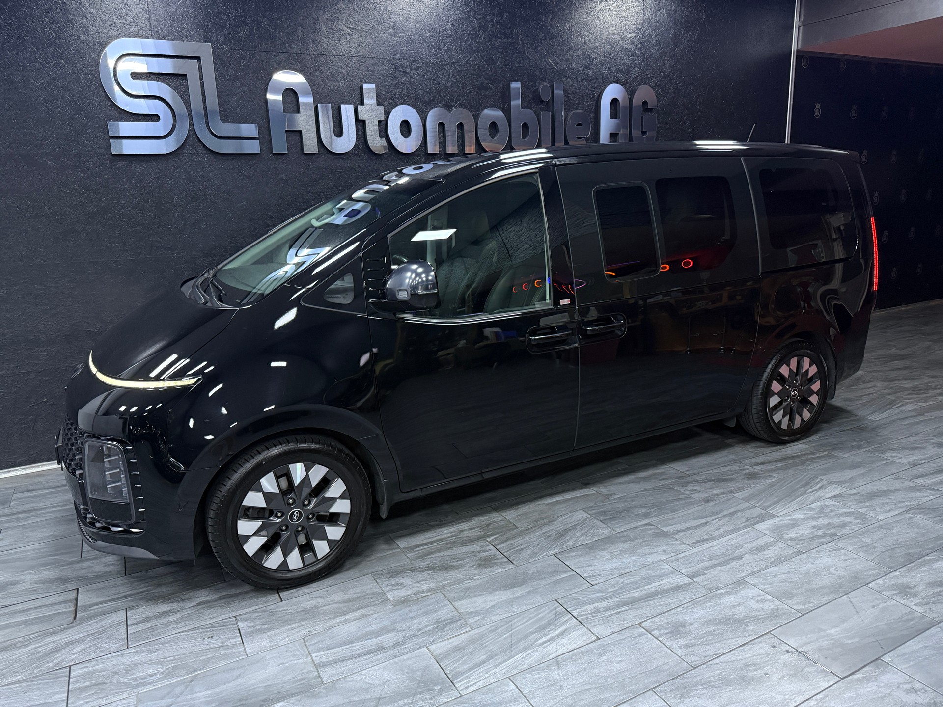 HYUNDAI Staria Premium 2.2 CRDi Vertex 4WD A / CH Fz 1 Hand / Vollausstattung-showroom-element-2