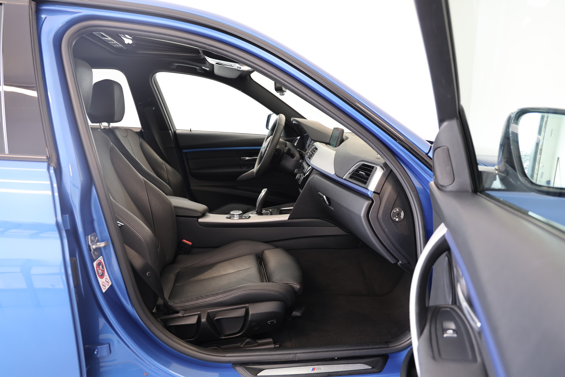 BMW 330d xDrive M Sport Steptronic-image-11