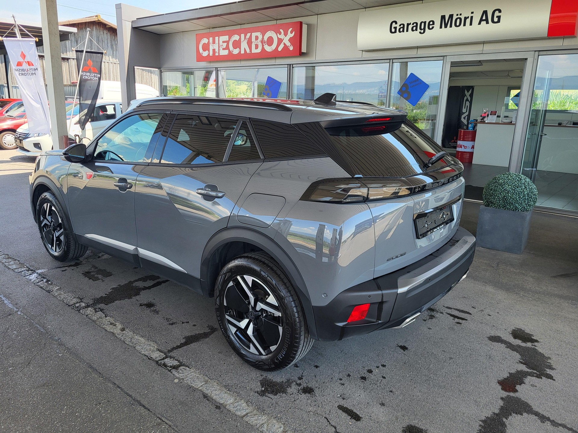 PEUGEOT 2008 1.2 Hybrid 145 Allure Premium-image-4