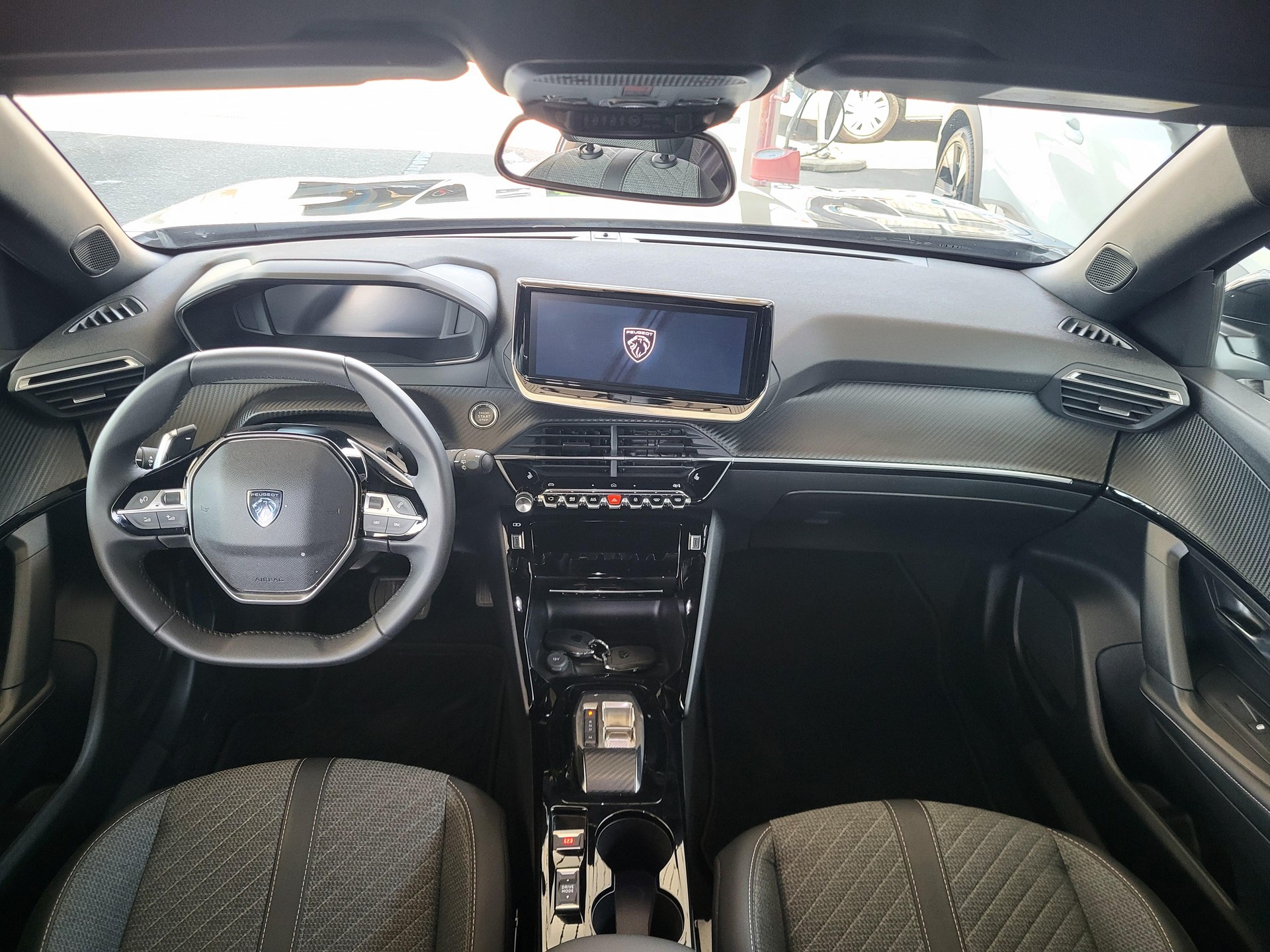 PEUGEOT 2008 1.2 Hybrid 145 Allure Premium-image-7