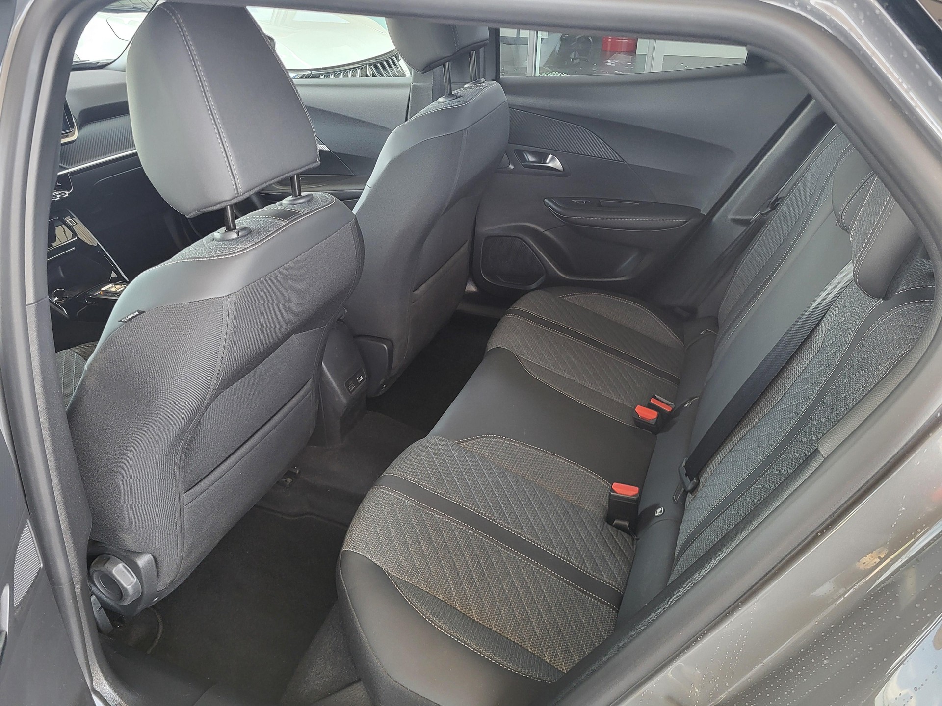 PEUGEOT 2008 1.2 Hybrid 145 Allure Premium-image-6