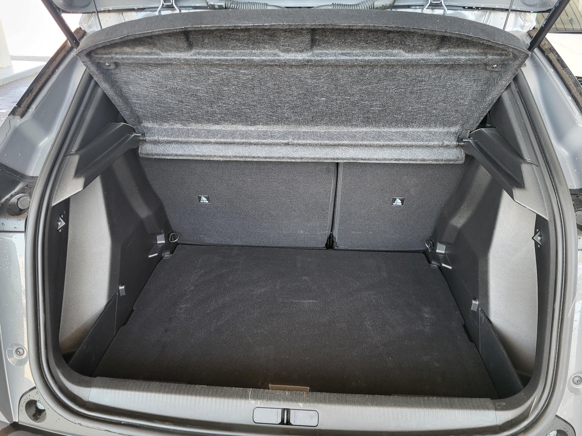 PEUGEOT 2008 1.2 Hybrid 145 Allure Premium-image-8