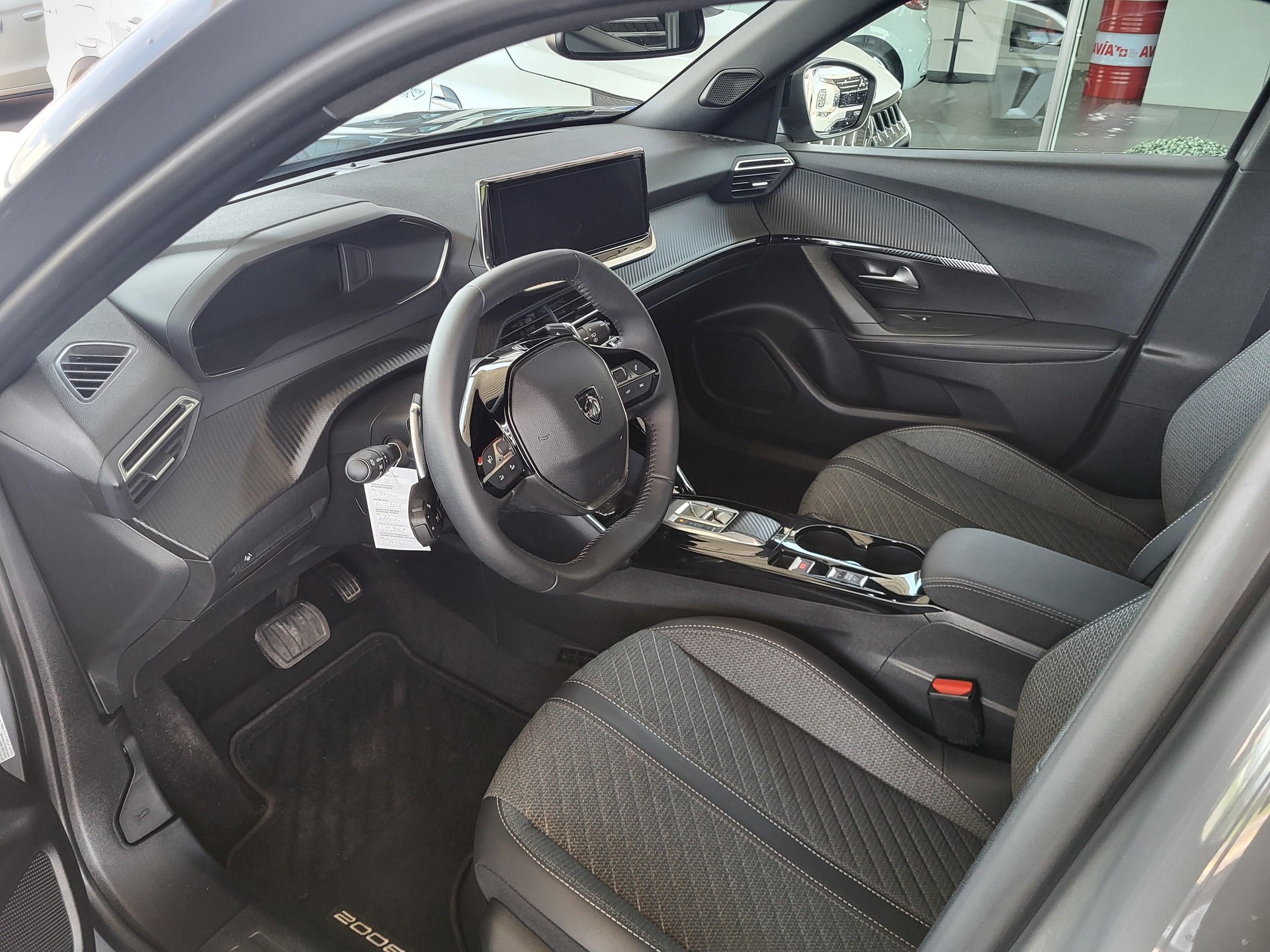 PEUGEOT 2008 1.2 Hybrid 145 Allure Premium-image-5