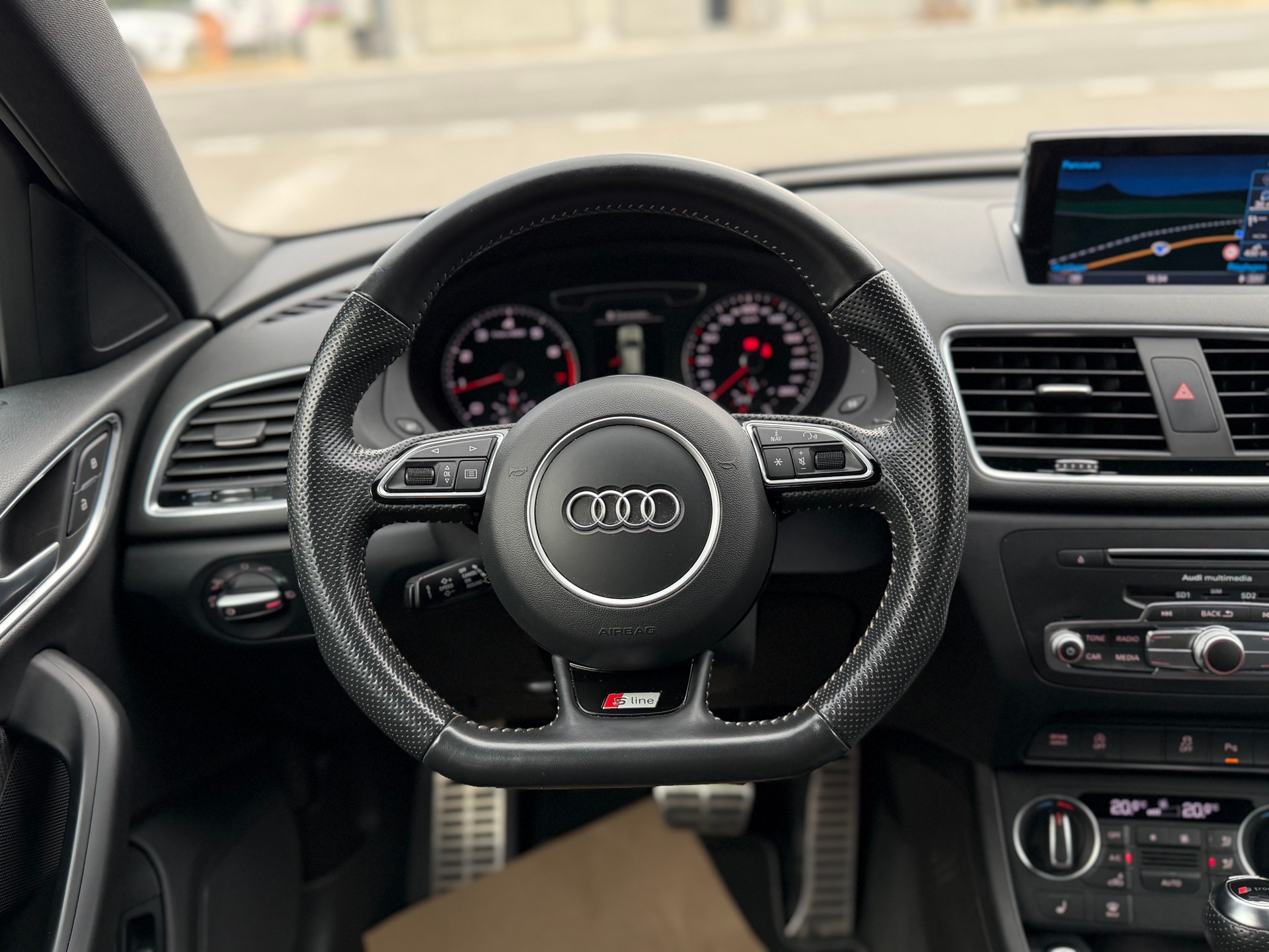 AUDI Q3 2.0 TFSI sport quattro S-tronic-image-15