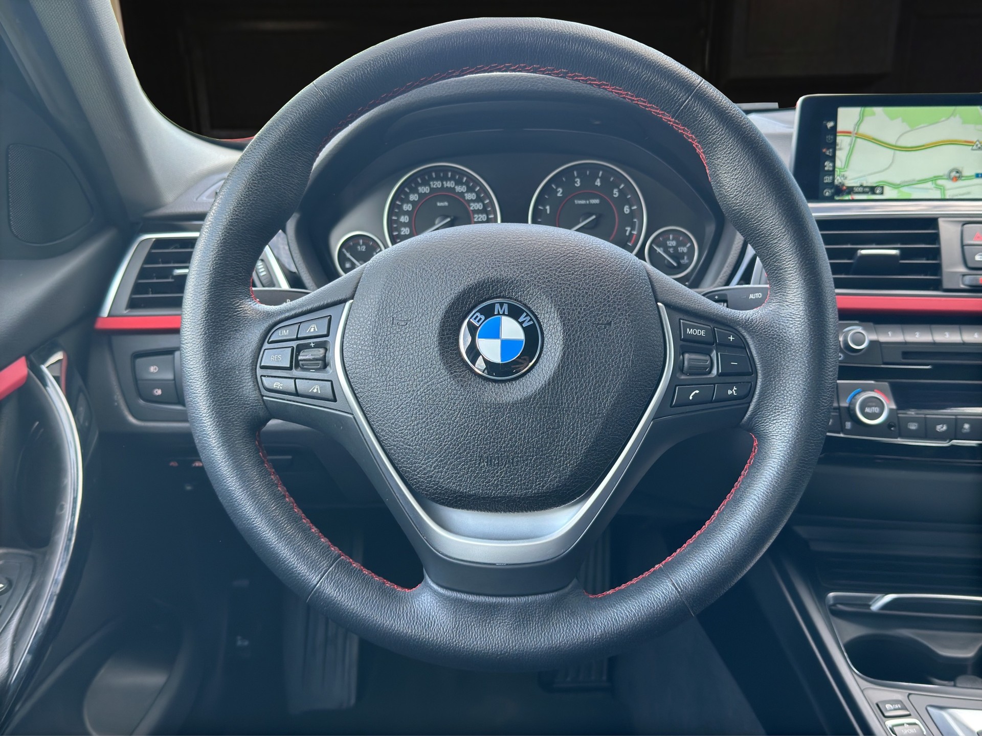BMW 330e iPerformance Sport Line Steptronic-image-11
