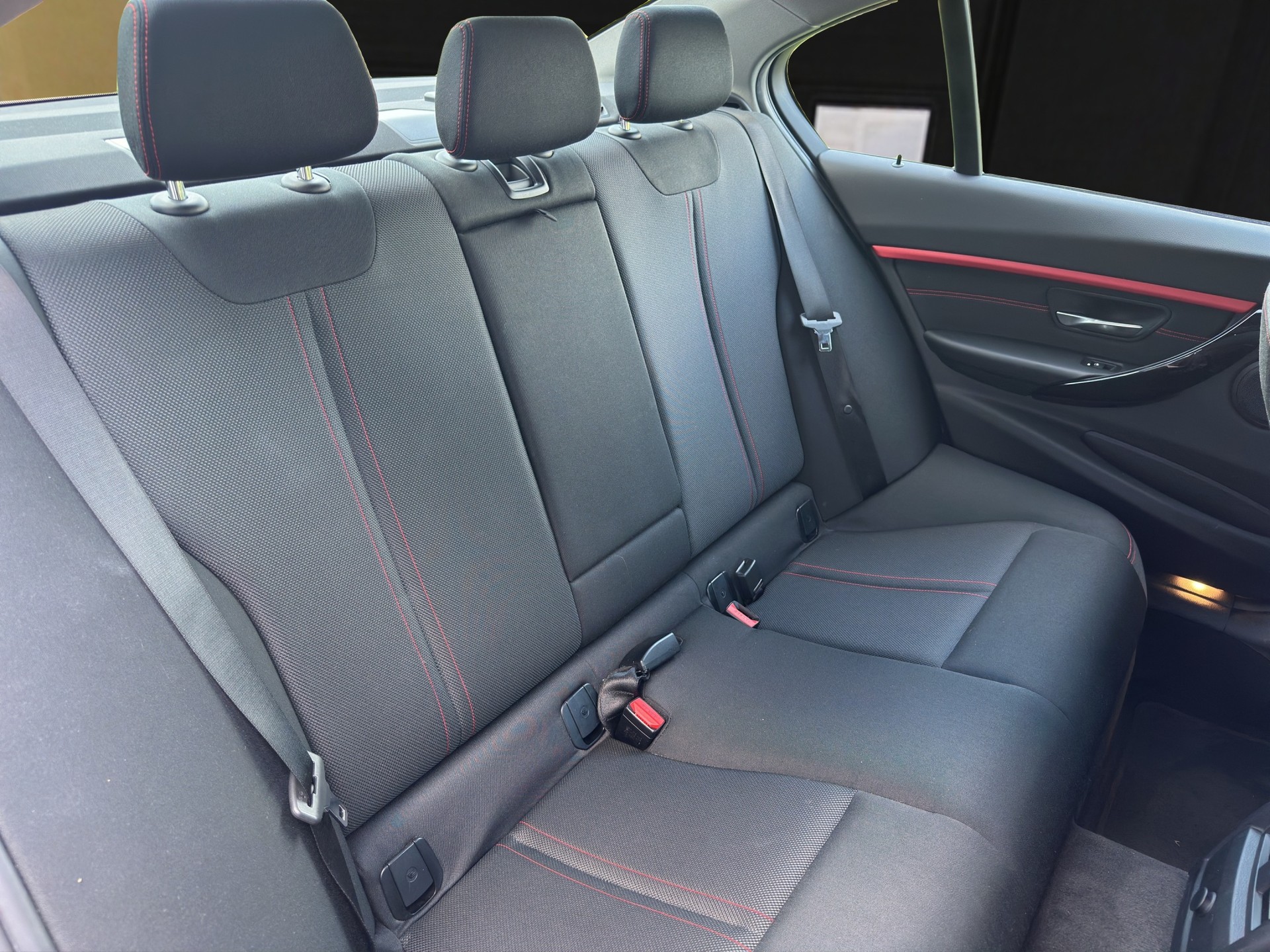 BMW 330e iPerformance Sport Line Steptronic-image-12