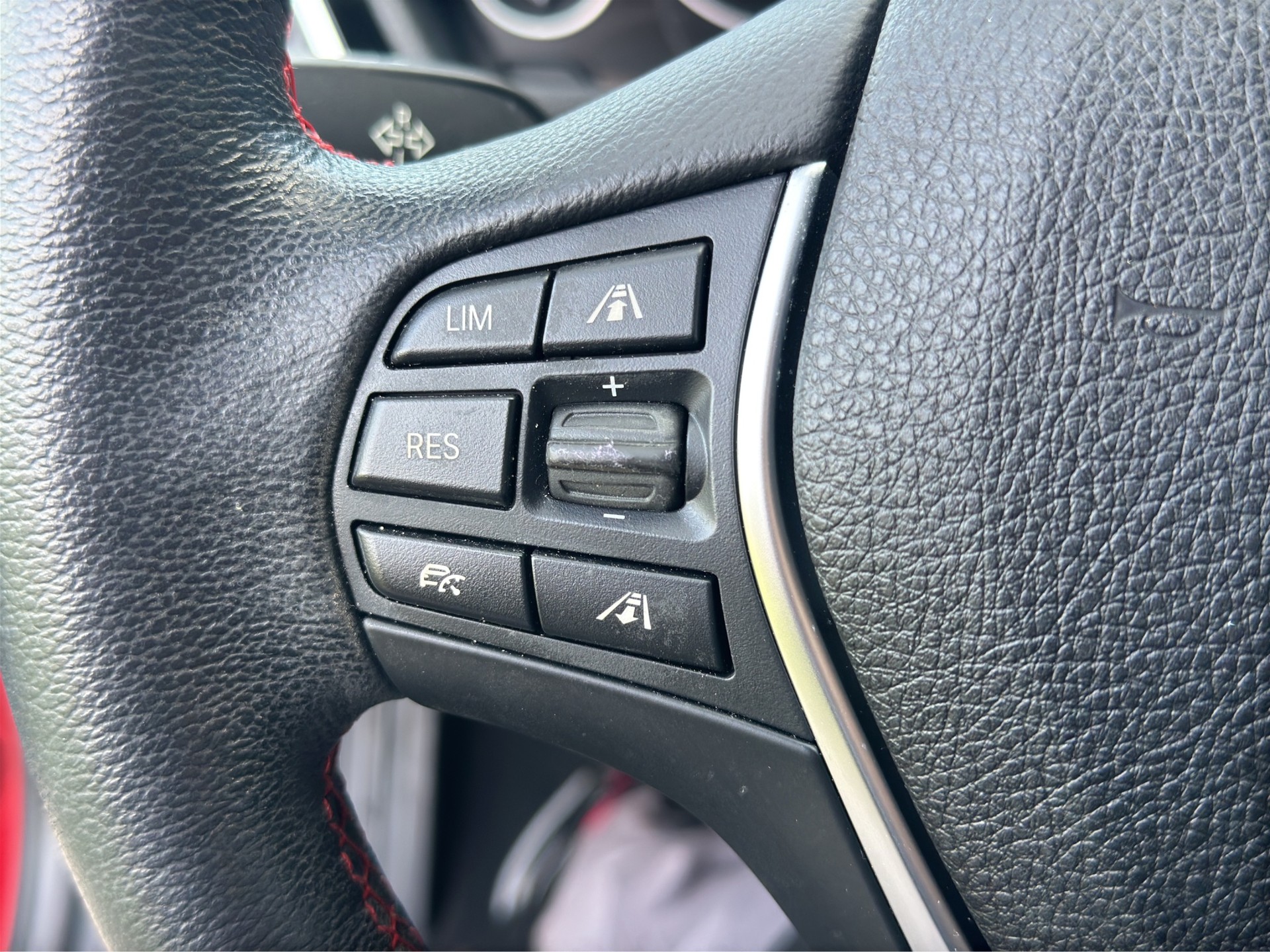 BMW 330e iPerformance Sport Line Steptronic-image-16