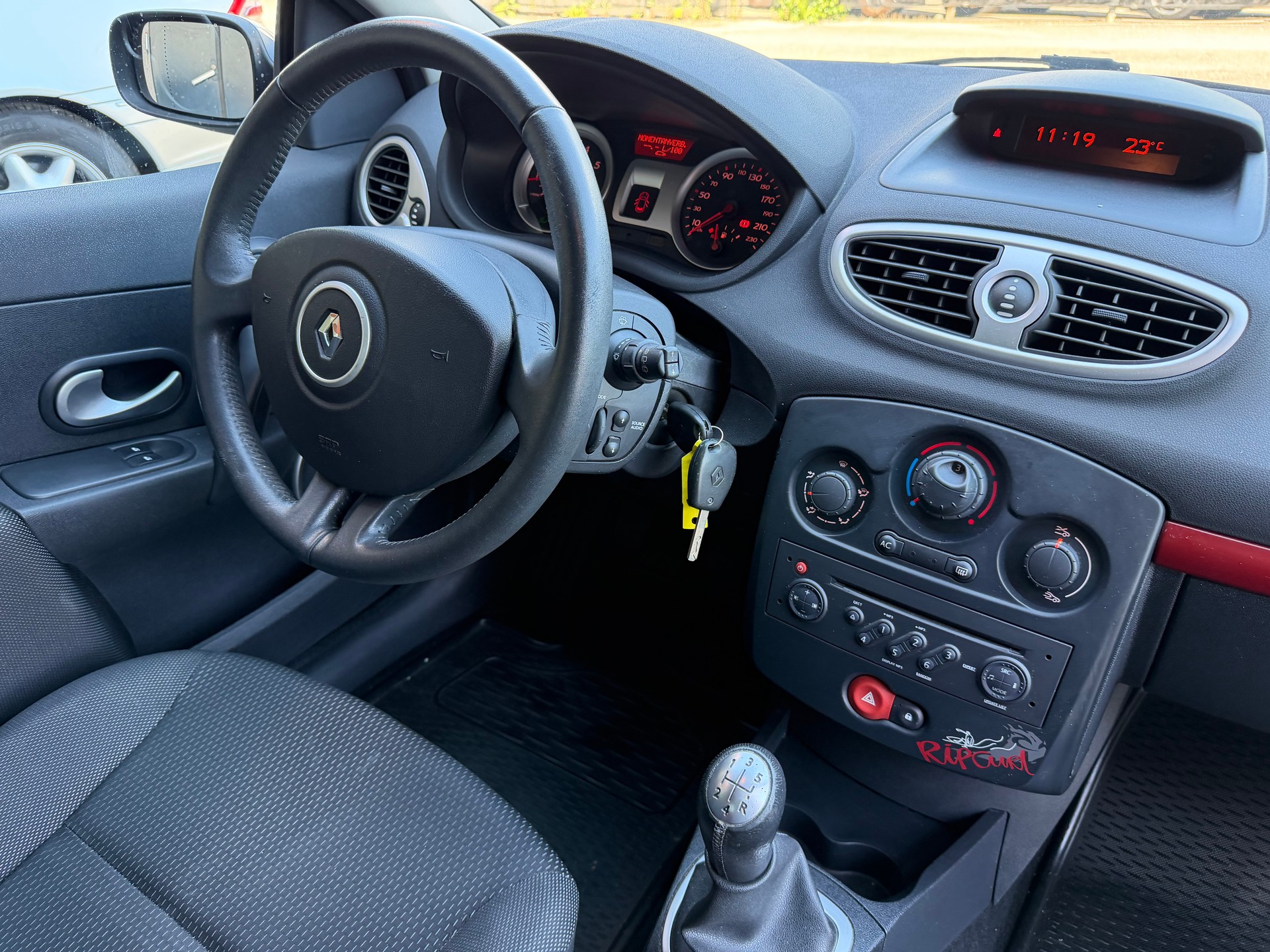 RENAULT Clio 1.2 16V Turbo Rip Curl-image-9