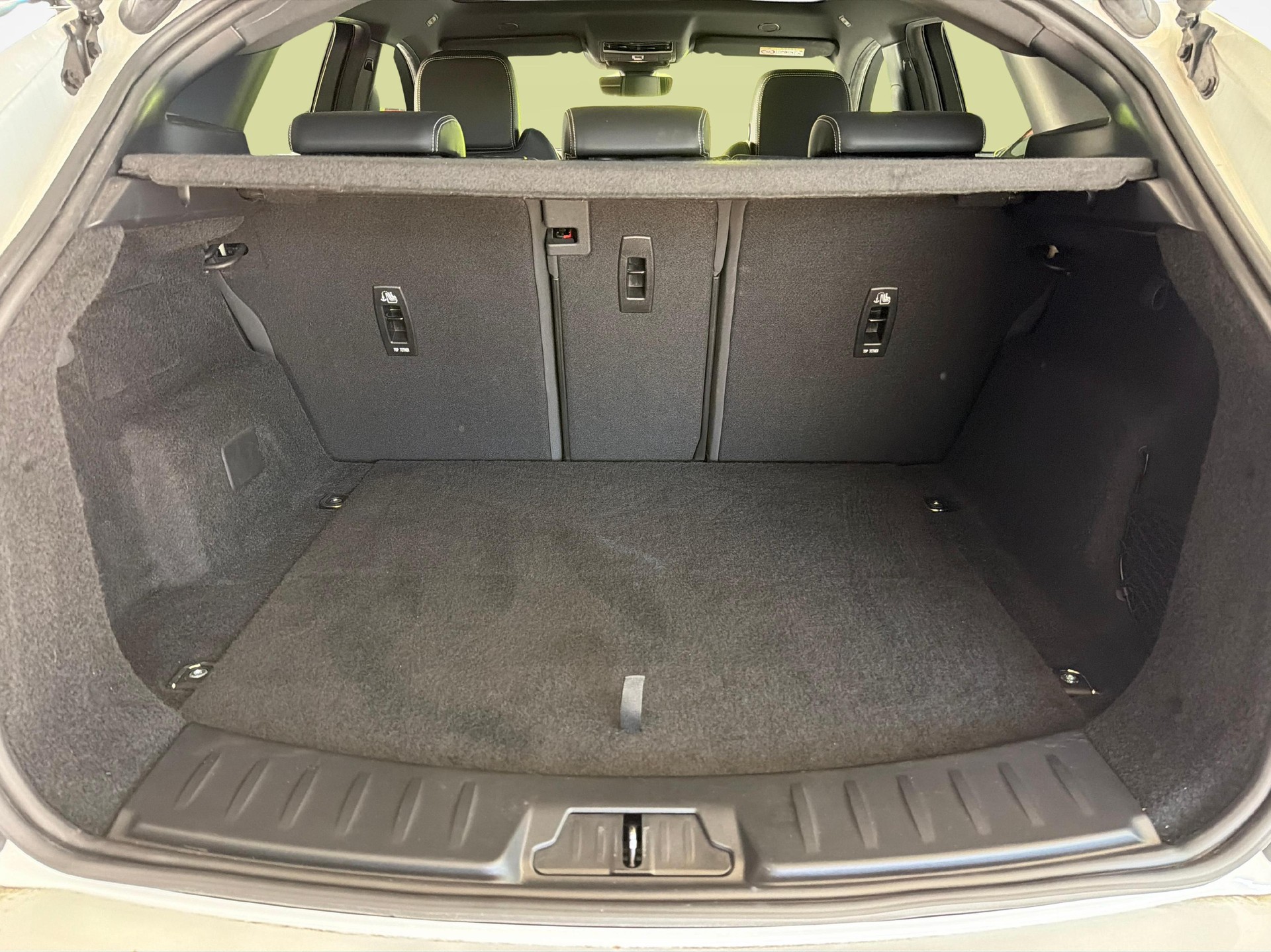 JAGUAR E-Pace 1.5 T 300e R-Dynamic SE AWD Plug In Hybrid 309PS-image-11