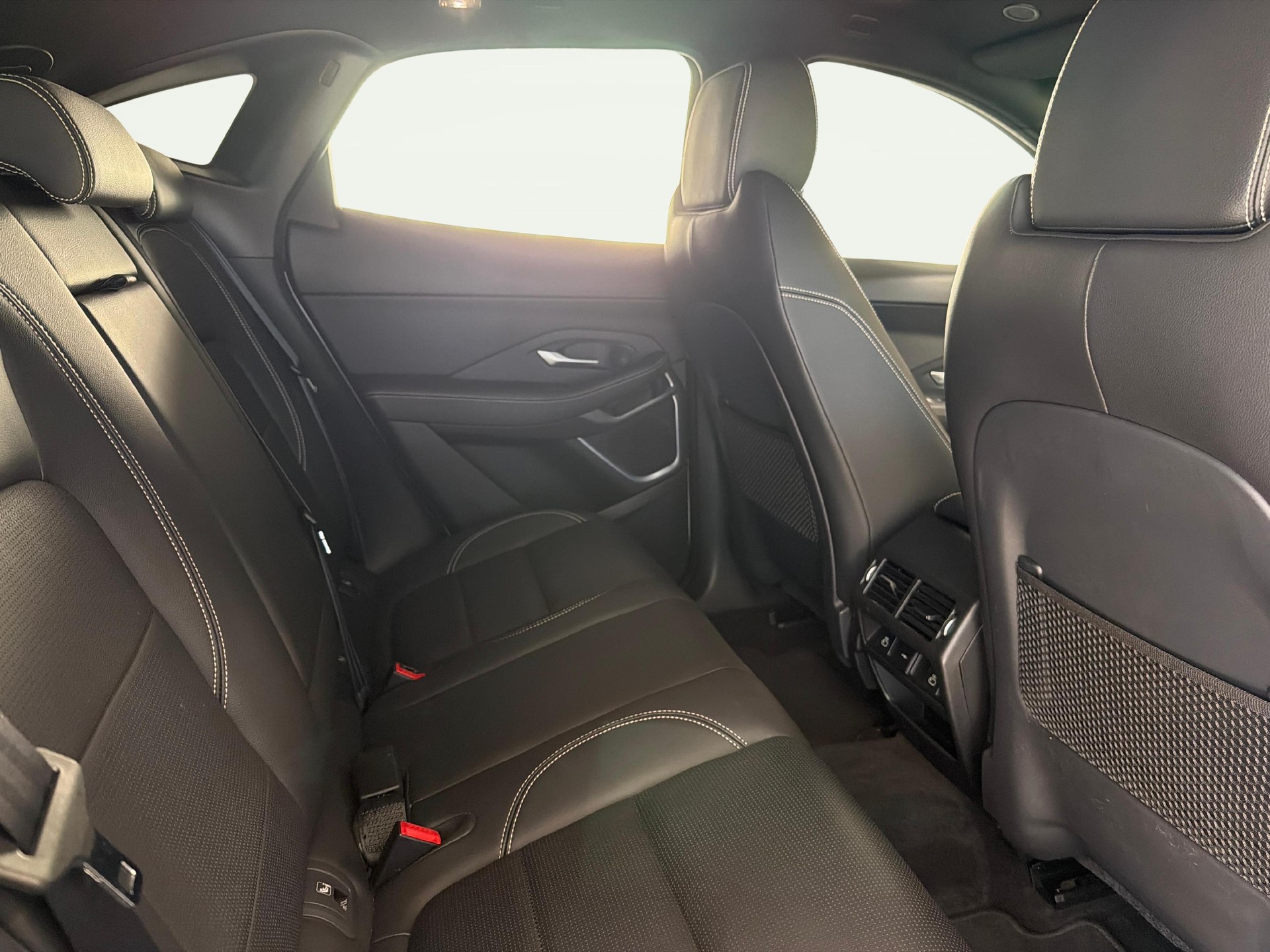JAGUAR E-Pace 1.5 T 300e R-Dynamic SE AWD Plug In Hybrid 309PS-image-10
