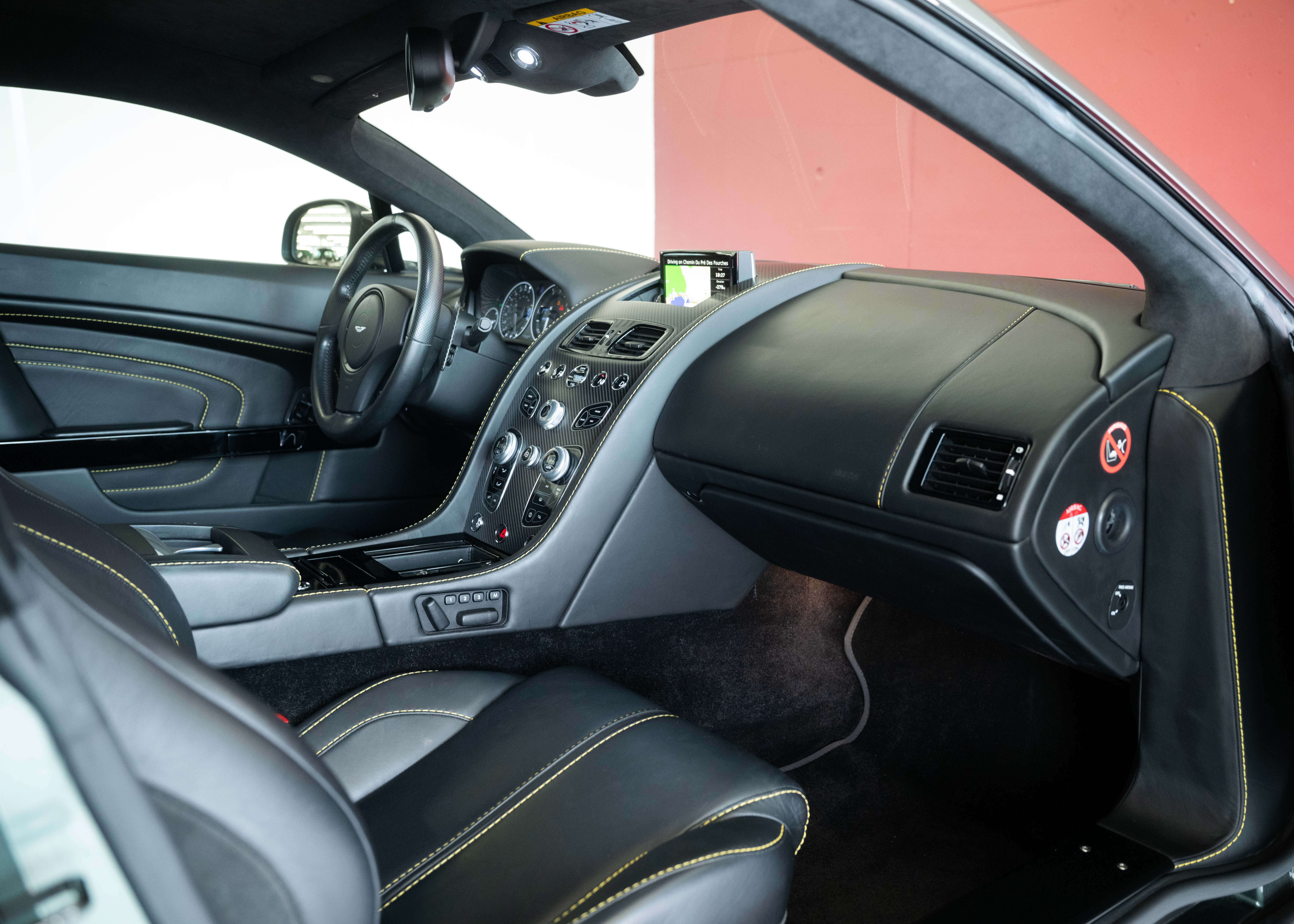 Image ASTON-MARTIN V12-VANTAGE V12 Vantage 5.9 S (2nd hand Swiss car, fantastic condition, Chiltern Green paint, full Aston Martin history, 100% original)