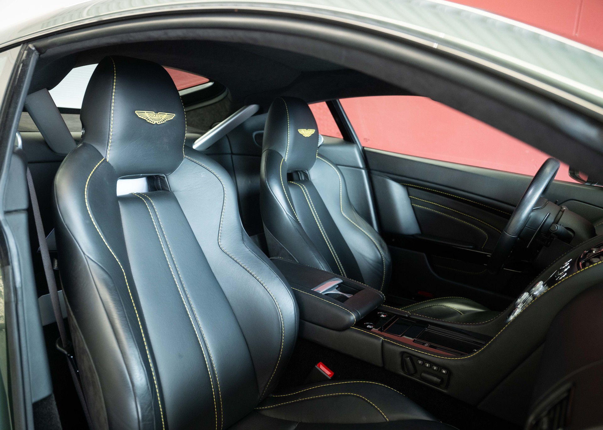 ASTON MARTIN V12 Vantage 5.9 S (2nd hand Swiss car, fantastic condition, Chiltern Green paint, full Aston Martin history, 100% original)-image-25