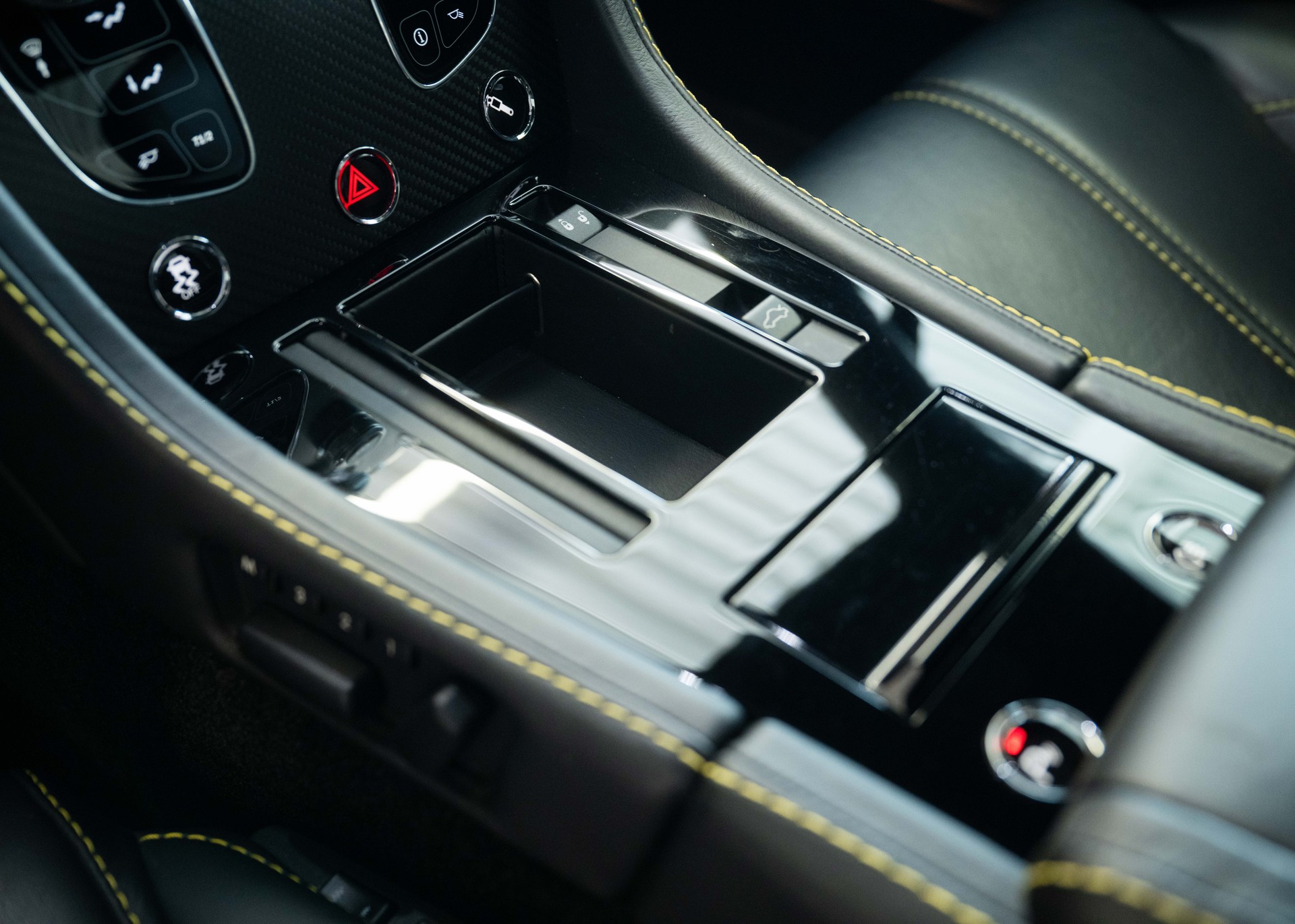 ASTON MARTIN V12 Vantage 5.9 S (2nd hand Swiss car, fantastic condition, Chiltern Green paint, full Aston Martin history, 100% original)-image-29