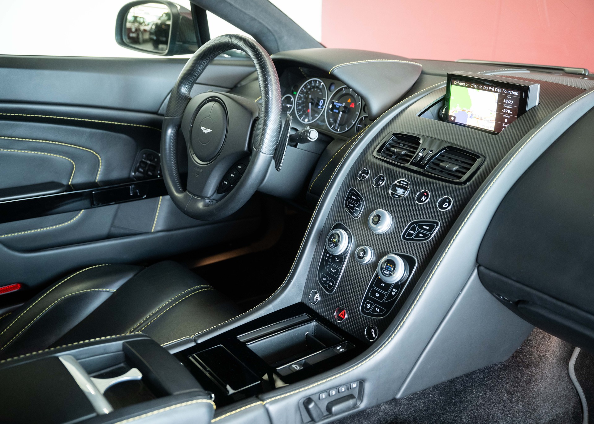 ASTON MARTIN V12 Vantage 5.9 S (2nd hand Swiss car, fantastic condition, Chiltern Green paint, full Aston Martin history, 100% original)-image-19
