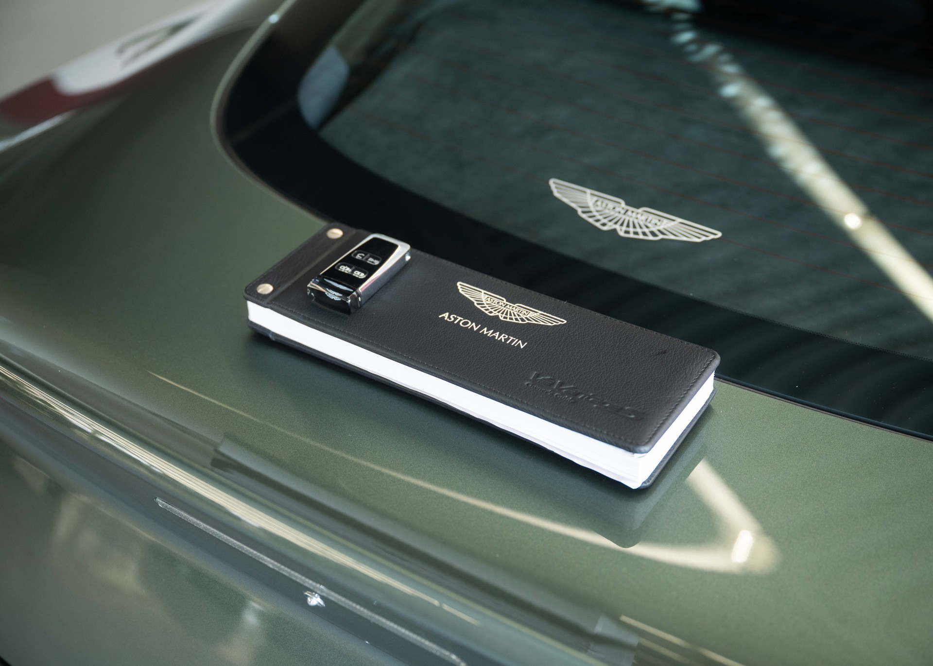 ASTON MARTIN V12 Vantage 5.9 S (2nd hand Swiss car, fantastic condition, Chiltern Green paint, full Aston Martin history, 100% original)-image-31