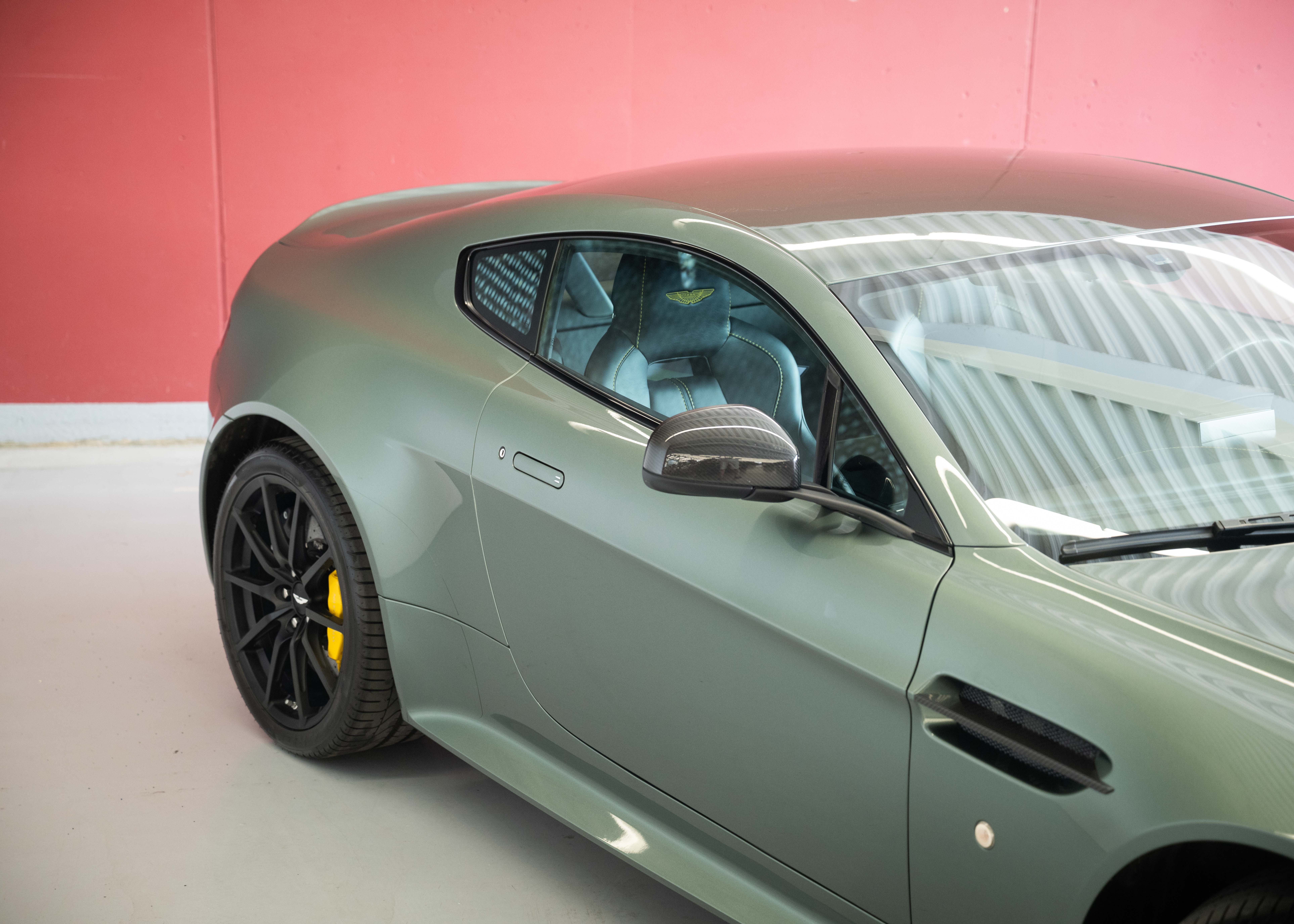 Image ASTON-MARTIN V12-VANTAGE V12 Vantage 5.9 S (2nd hand Swiss car, fantastic condition, Chiltern Green paint, full Aston Martin history, 100% original)