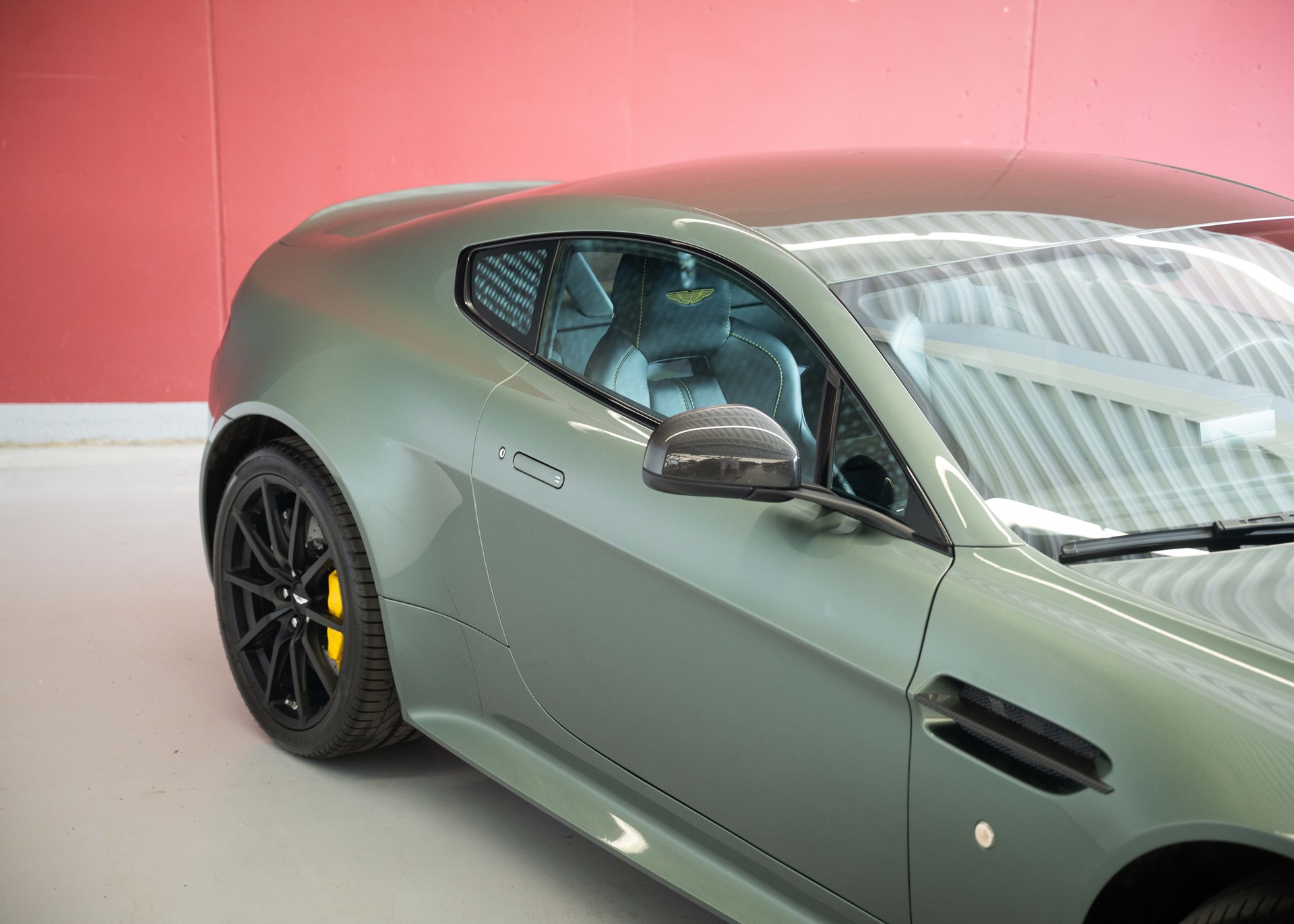 ASTON MARTIN V12 Vantage 5.9 S (2nd hand Swiss car, fantastic condition, Chiltern Green paint, full Aston Martin history, 100% original)-image-11