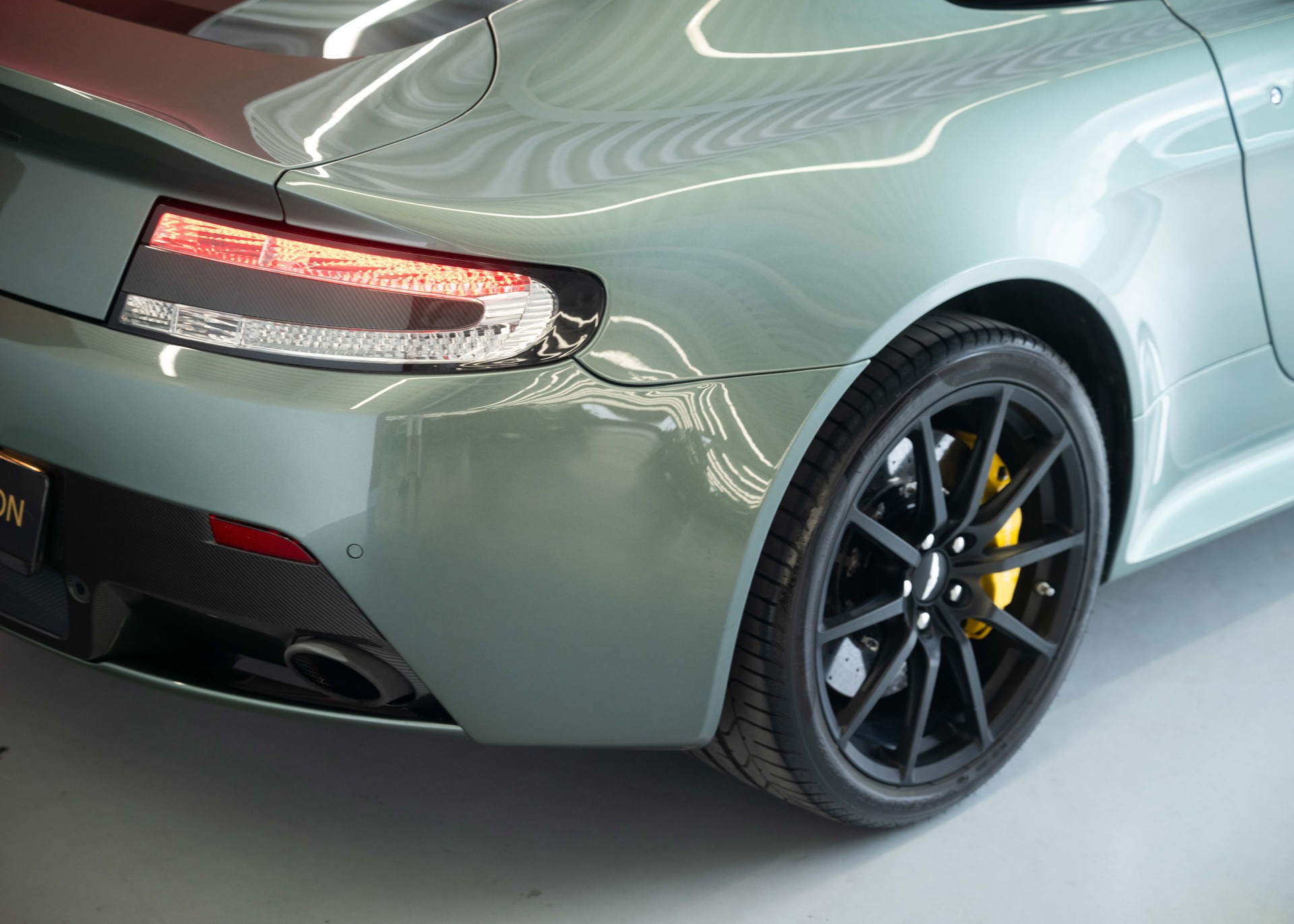 ASTON MARTIN V12 Vantage 5.9 S (2nd hand Swiss car, fantastic condition, Chiltern Green paint, full Aston Martin history, 100% original)-image-14