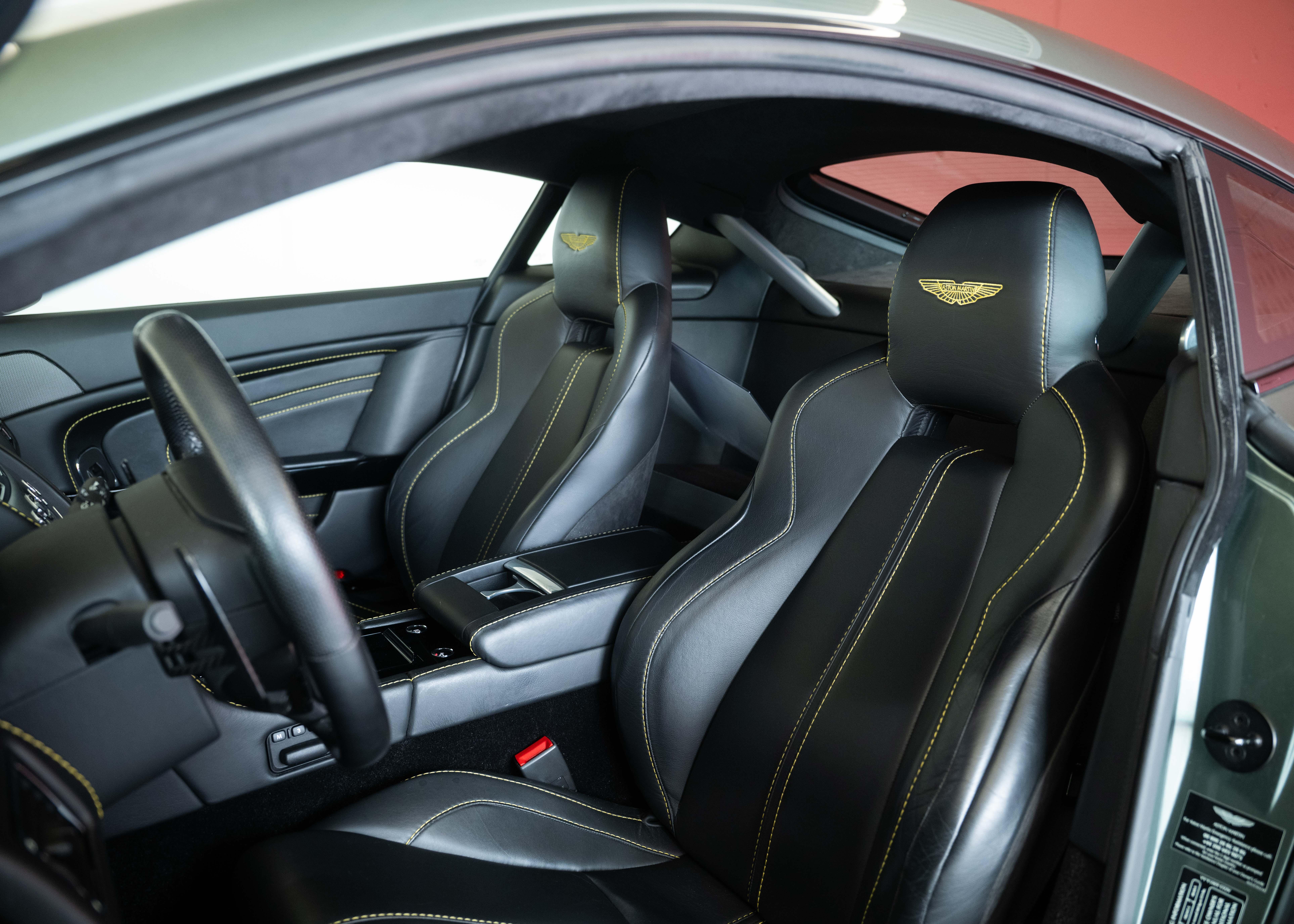 Image ASTON-MARTIN V12-VANTAGE V12 Vantage 5.9 S (2nd hand Swiss car, fantastic condition, Chiltern Green paint, full Aston Martin history, 100% original)
