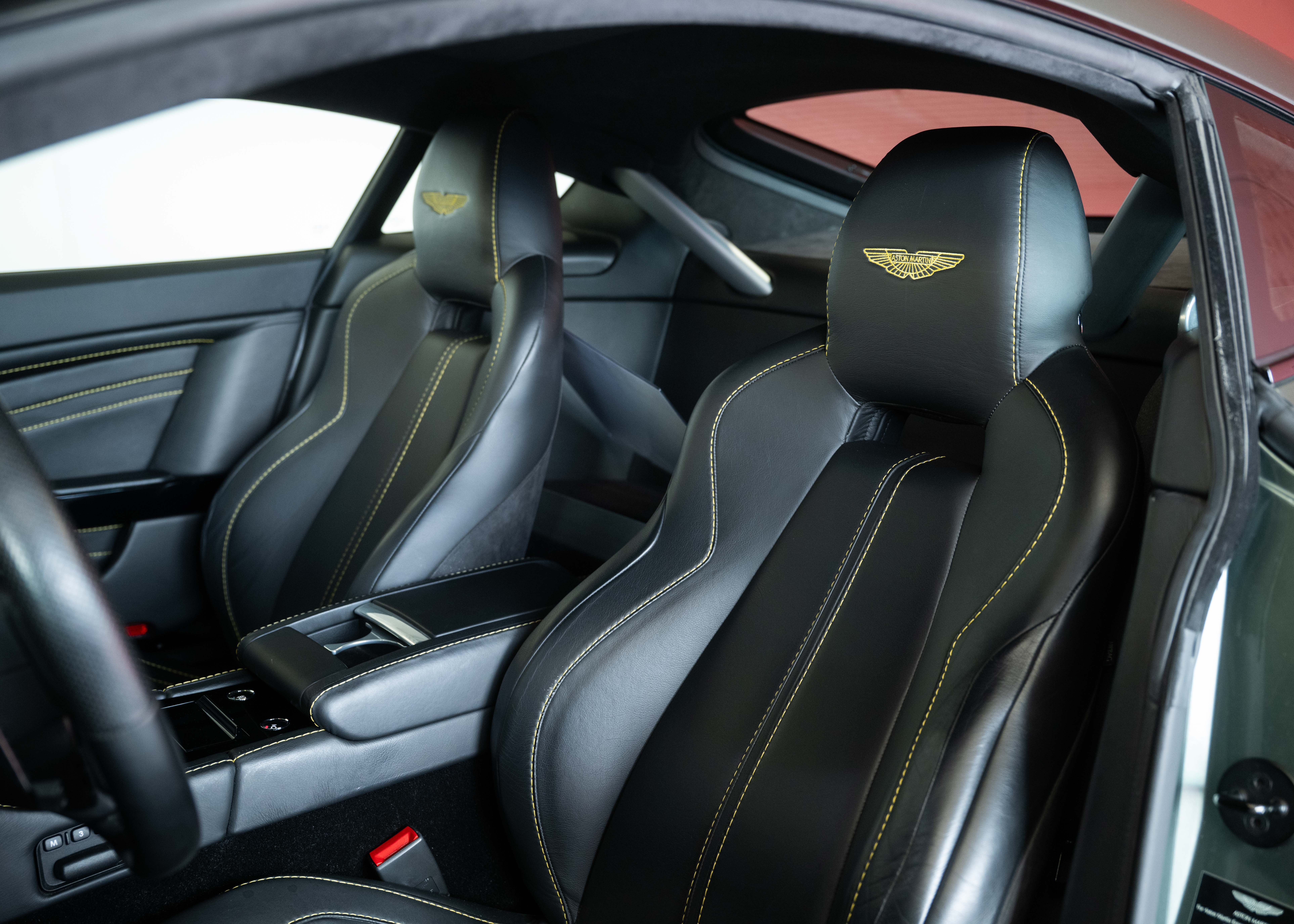 Image ASTON-MARTIN V12-VANTAGE V12 Vantage 5.9 S (2nd hand Swiss car, fantastic condition, Chiltern Green paint, full Aston Martin history, 100% original)