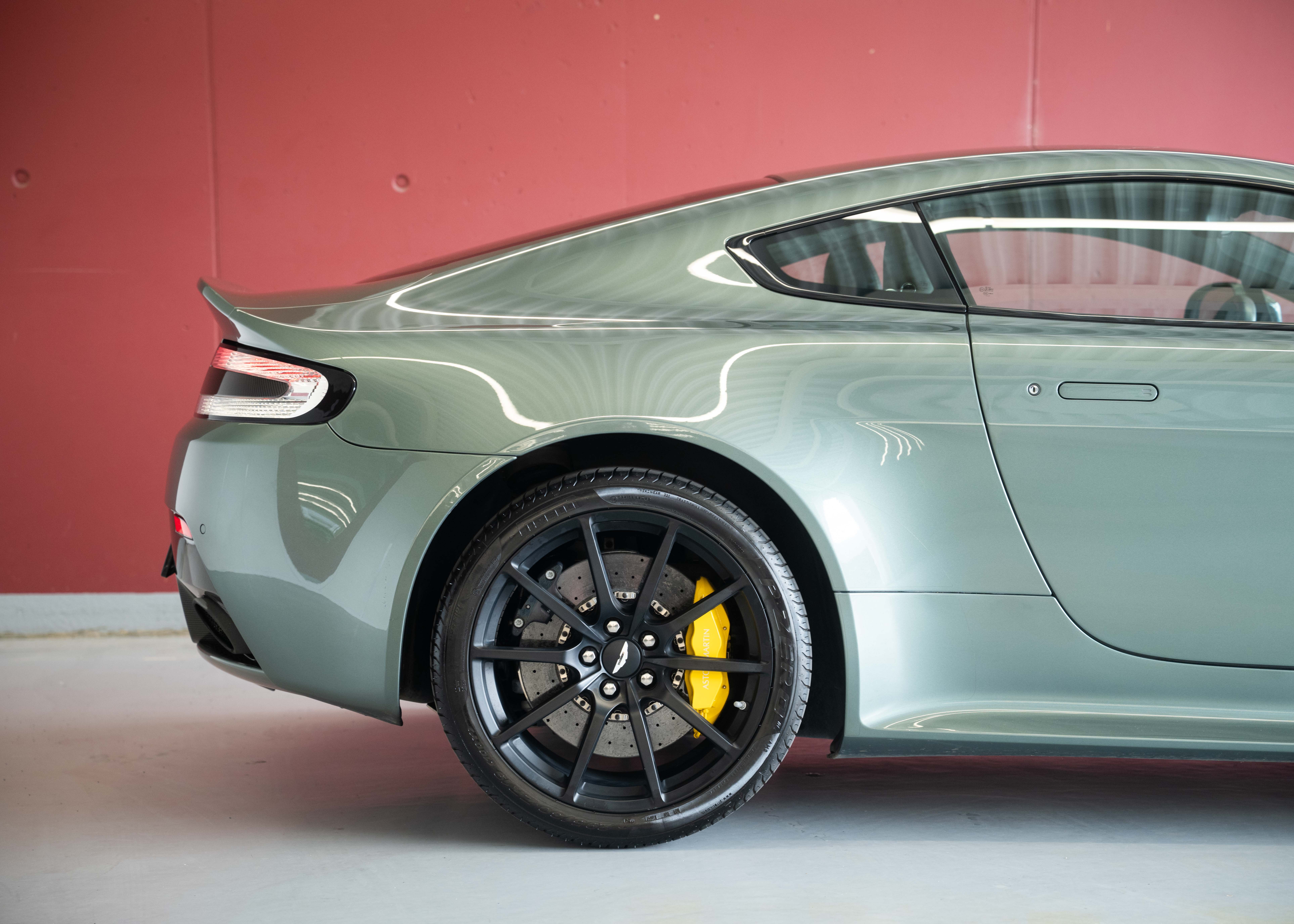 Image ASTON-MARTIN V12-VANTAGE V12 Vantage 5.9 S (2nd hand Swiss car, fantastic condition, Chiltern Green paint, full Aston Martin history, 100% original)